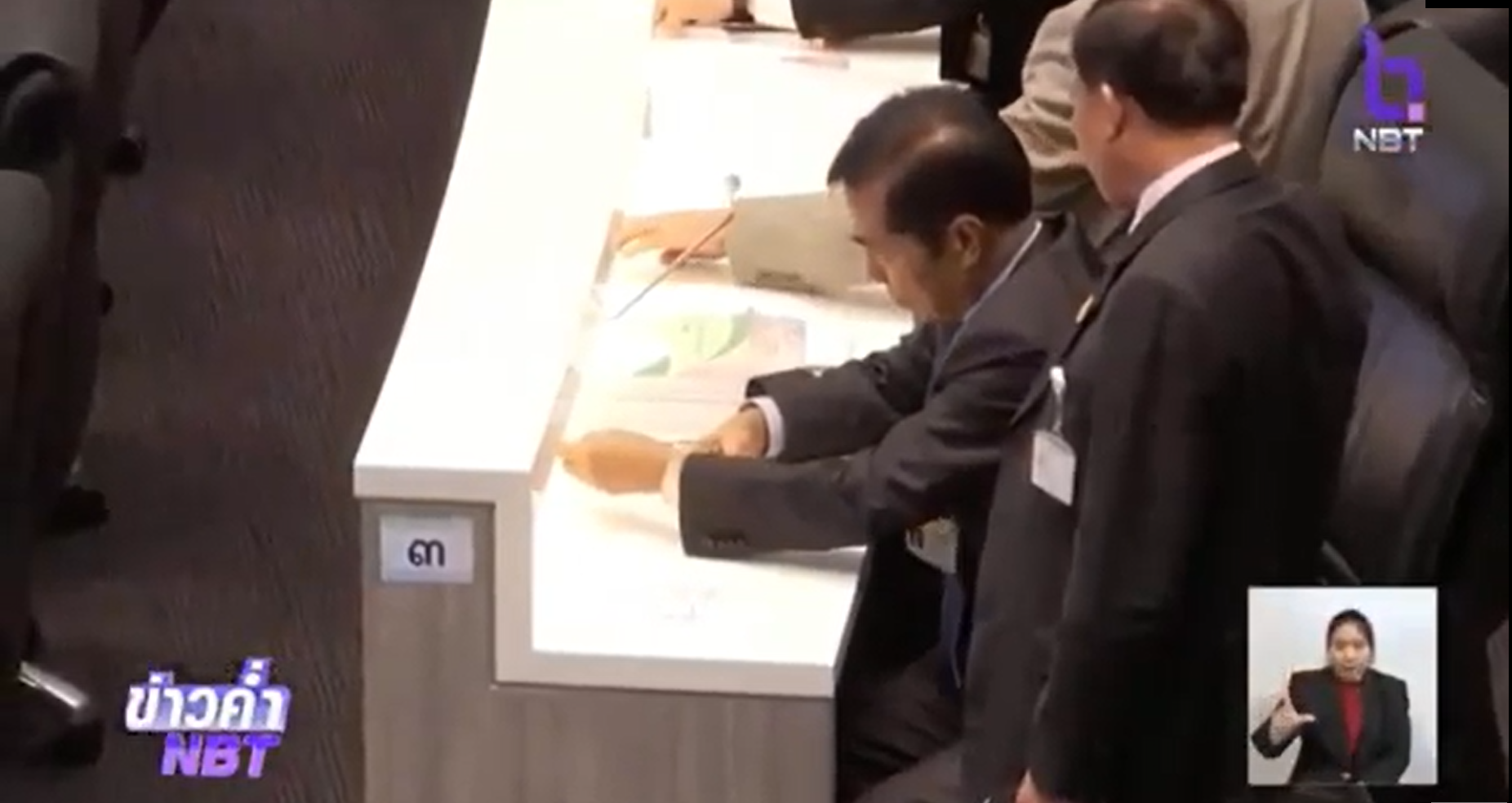“ถาวร” รัฐมนตรี ประชาธิปัตย์ เสียบบัตร 2 ใบ กรมประชาสัมพันธ์เปิดคลิป