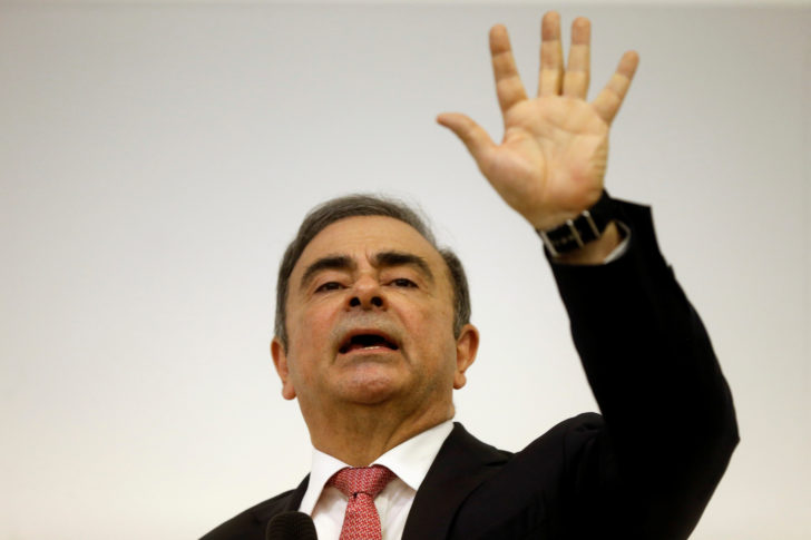 Former Nissan chairman Carlos Ghosn gestures during a news conference at the Lebanese Press Syndicate in Beirut จับตา “คาร์ลอส กอส์น” หลังปฏิบัติการหนีข้ามโลก!