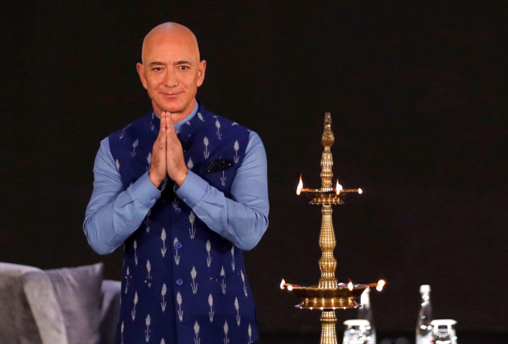 Jeff Bezos, founder of Amazon, attends a company event in New Delhi “อเมซอน” จ่อลงทุนอินเดียพันล้านดอลลาร์ ผู้ค้าท้องถิ่นแห่ประท้วง
