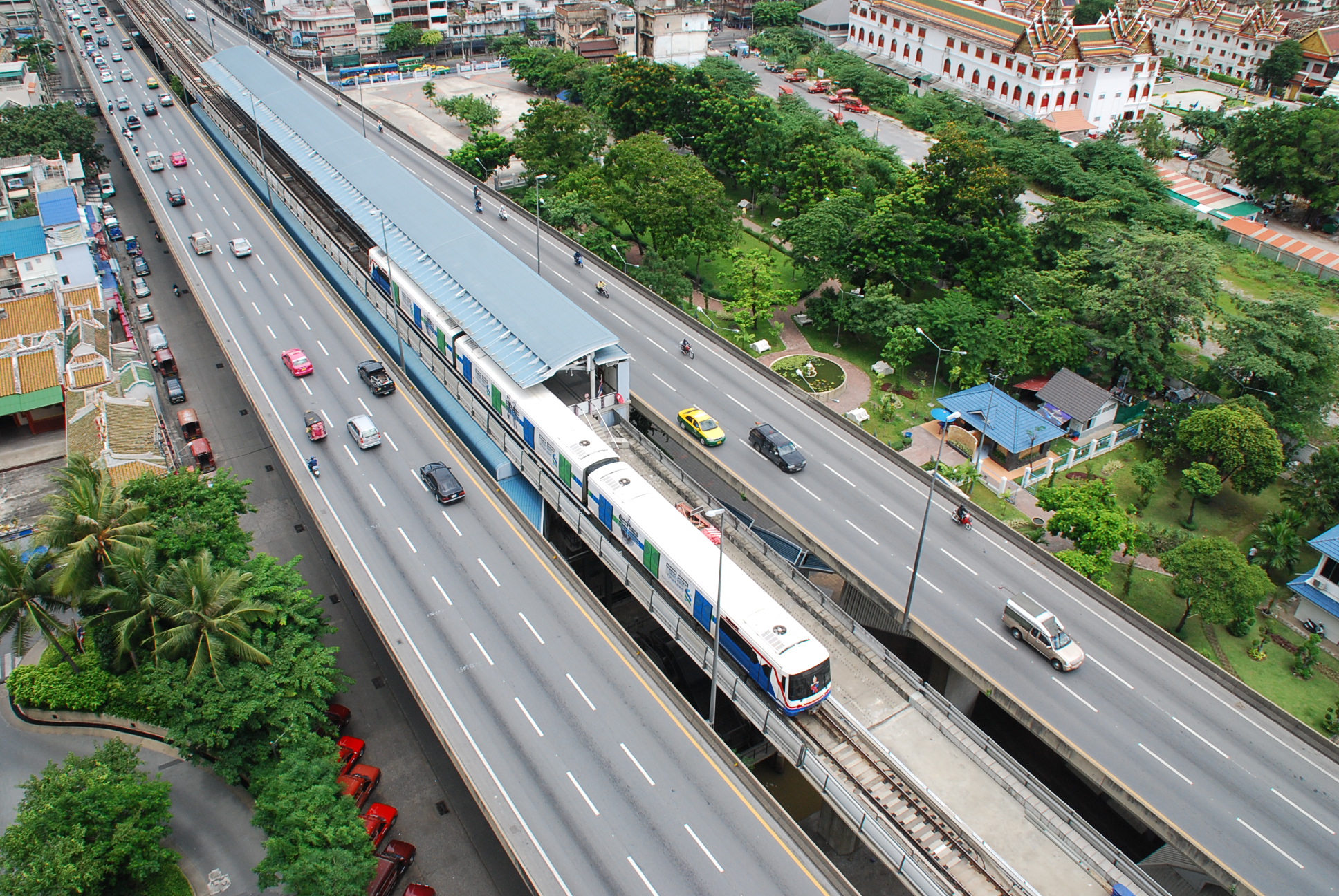 เว้นวรรคจอด 40 เดือน “สถานีตากสิน” BTS จัดชัตเติลบัสช่วยผู้โดยสาร