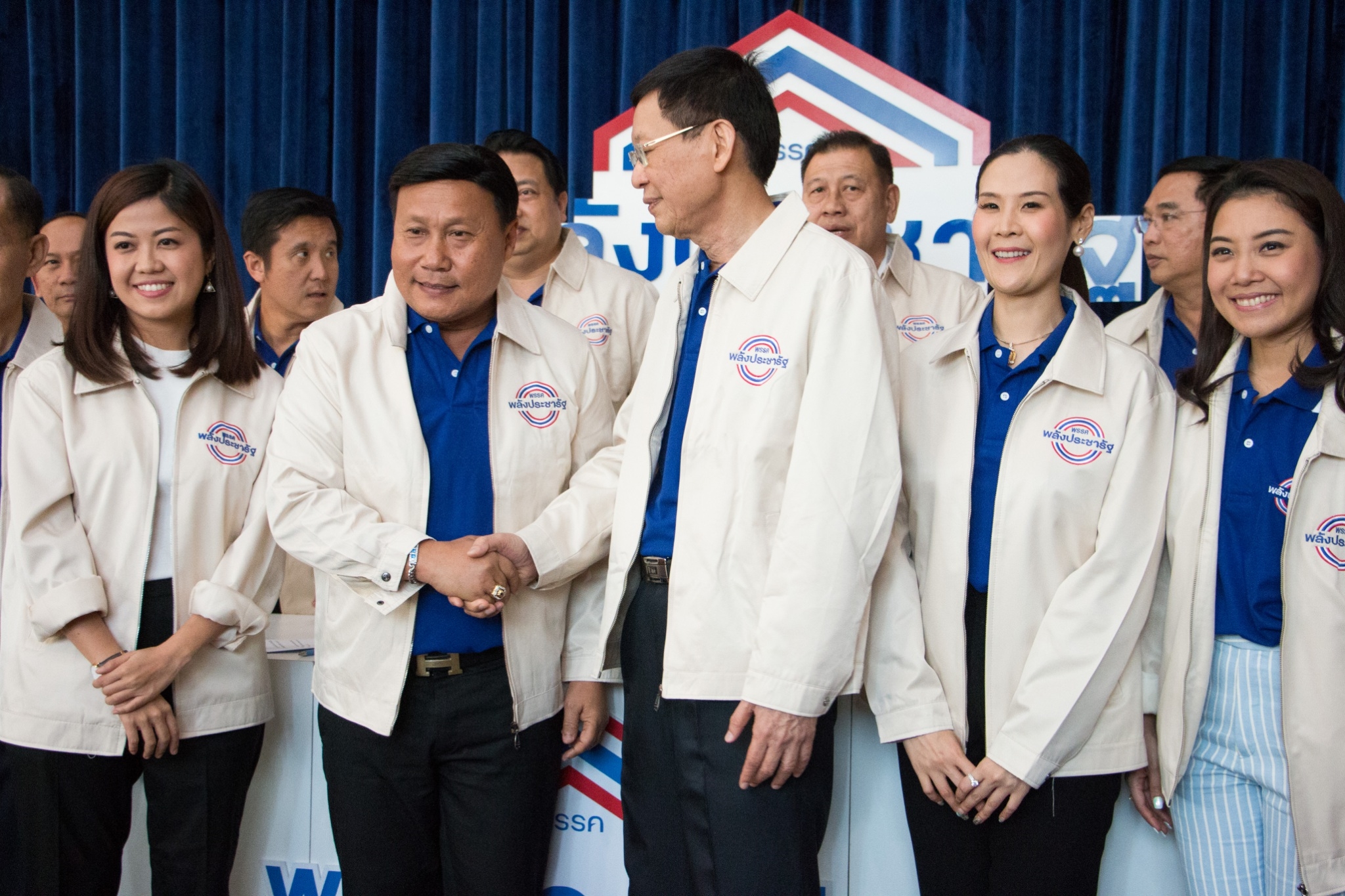 งูเห่าสีส้มโผล่! “ฐนภัทร” อดีต ส.ส.อนาคตใหม่ เปิดตัวซบพลังประชารัฐ