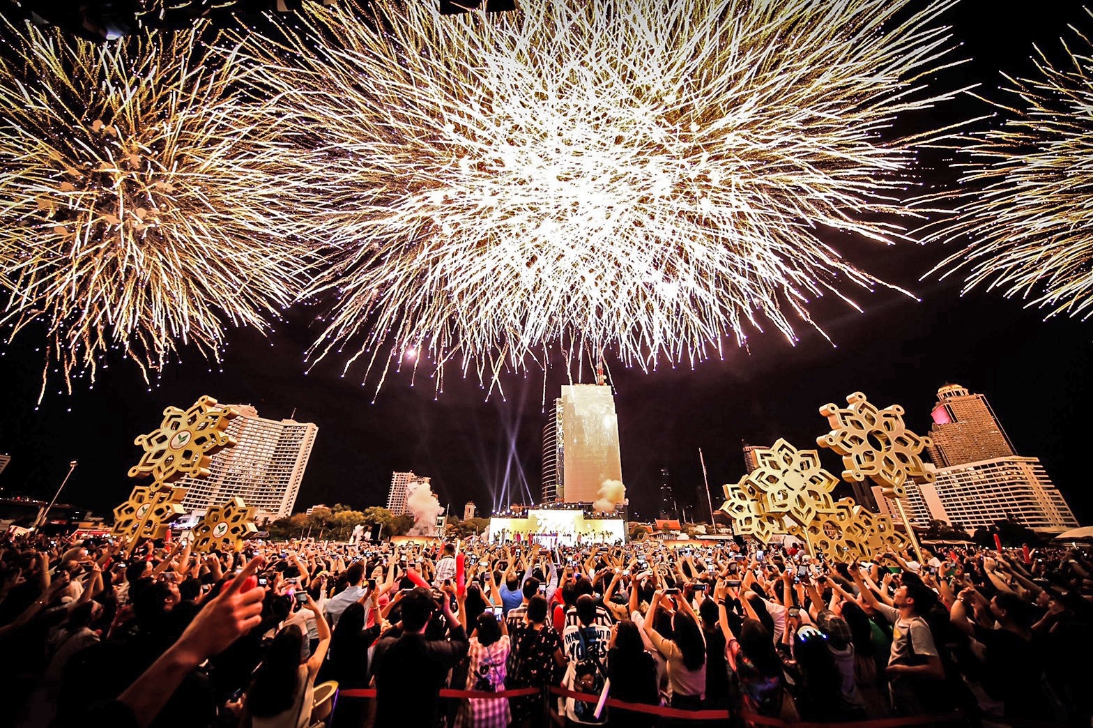 ยิ่งใหญ่ระดับโลก! เคาท์ดาวน์ ต้อนรับปี 2563 “ไอคอนสยาม” (คลิป)