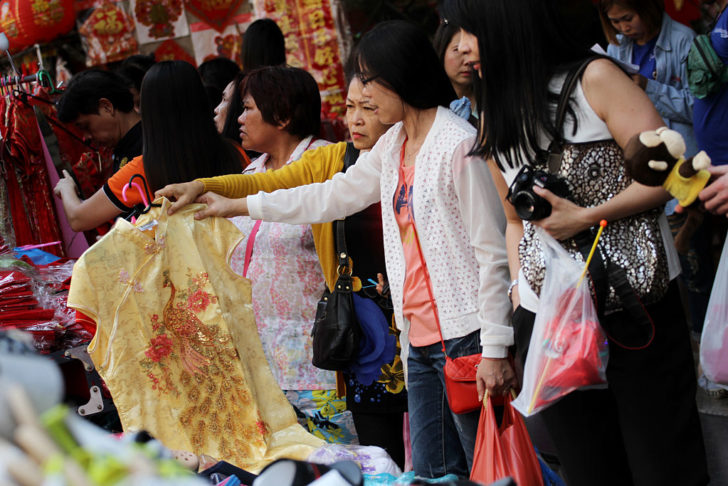Chinese people in Thailand choose to buy accessories to be