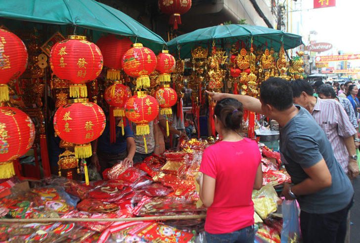 Chinese people in Thailand choose to buy accessories to be