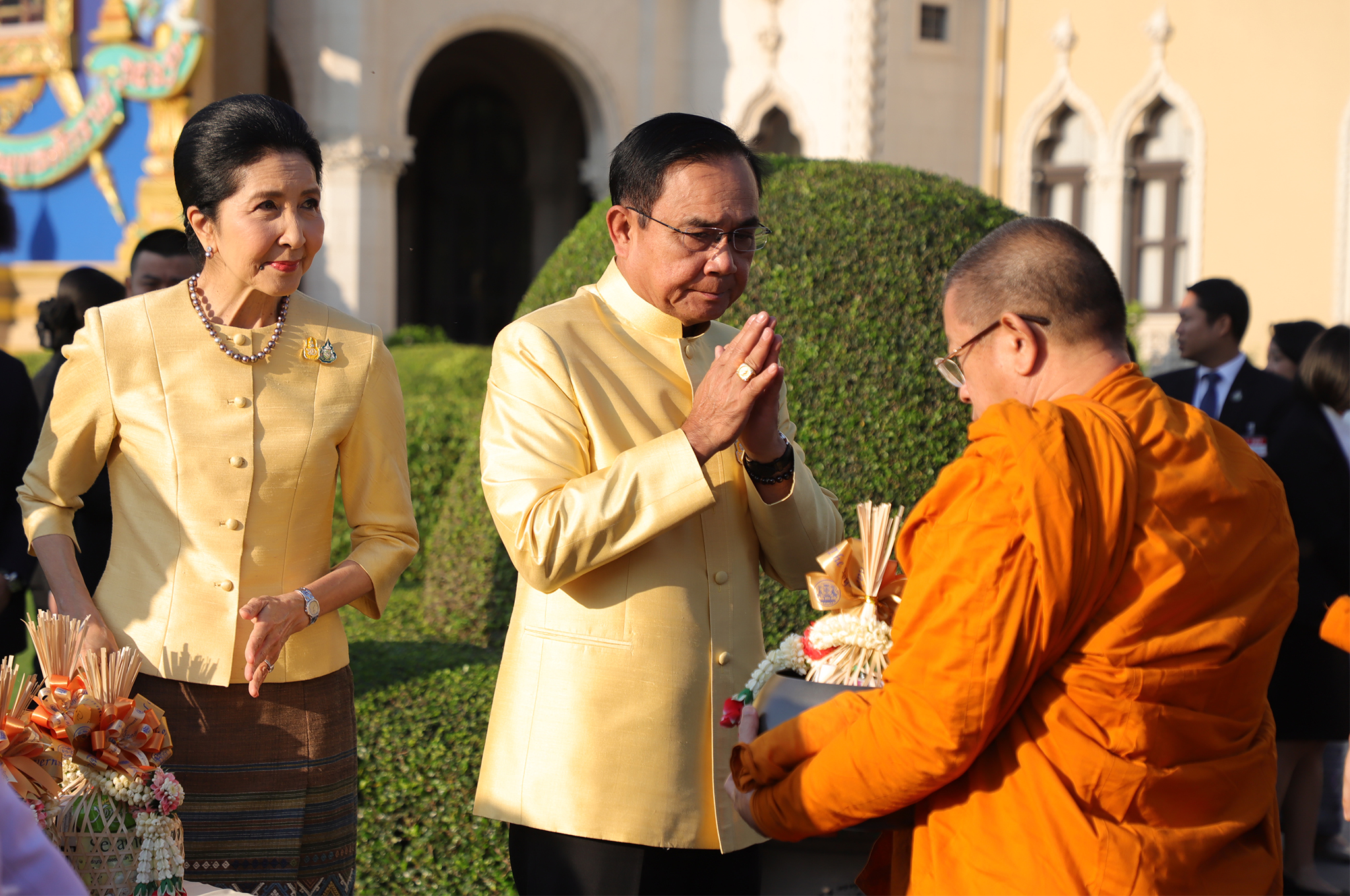“ประยุทธ์” นำ ครม. ทำบุญตักบาตร ในโอกาสวันขึ้นปีใหม่ 2563