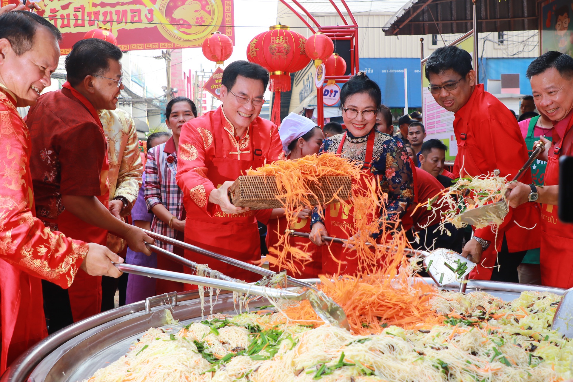 รมว.พณ.เปิดงาน “พาณิชย์ตุ้งแช่รับปีหนูทอง”  ในกิจกรรมรณรงค์ฉลาดซื้อประหยัดใช้