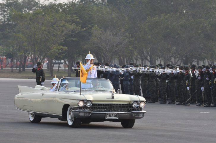S__61022220 ในหลวง พระราชินี เจ้าฟ้าพัชรกิติยาภาฯ เสด็จฯ พิธีสวนสนามถวายสัตย์ปฏิญาณทหาร-ตร.