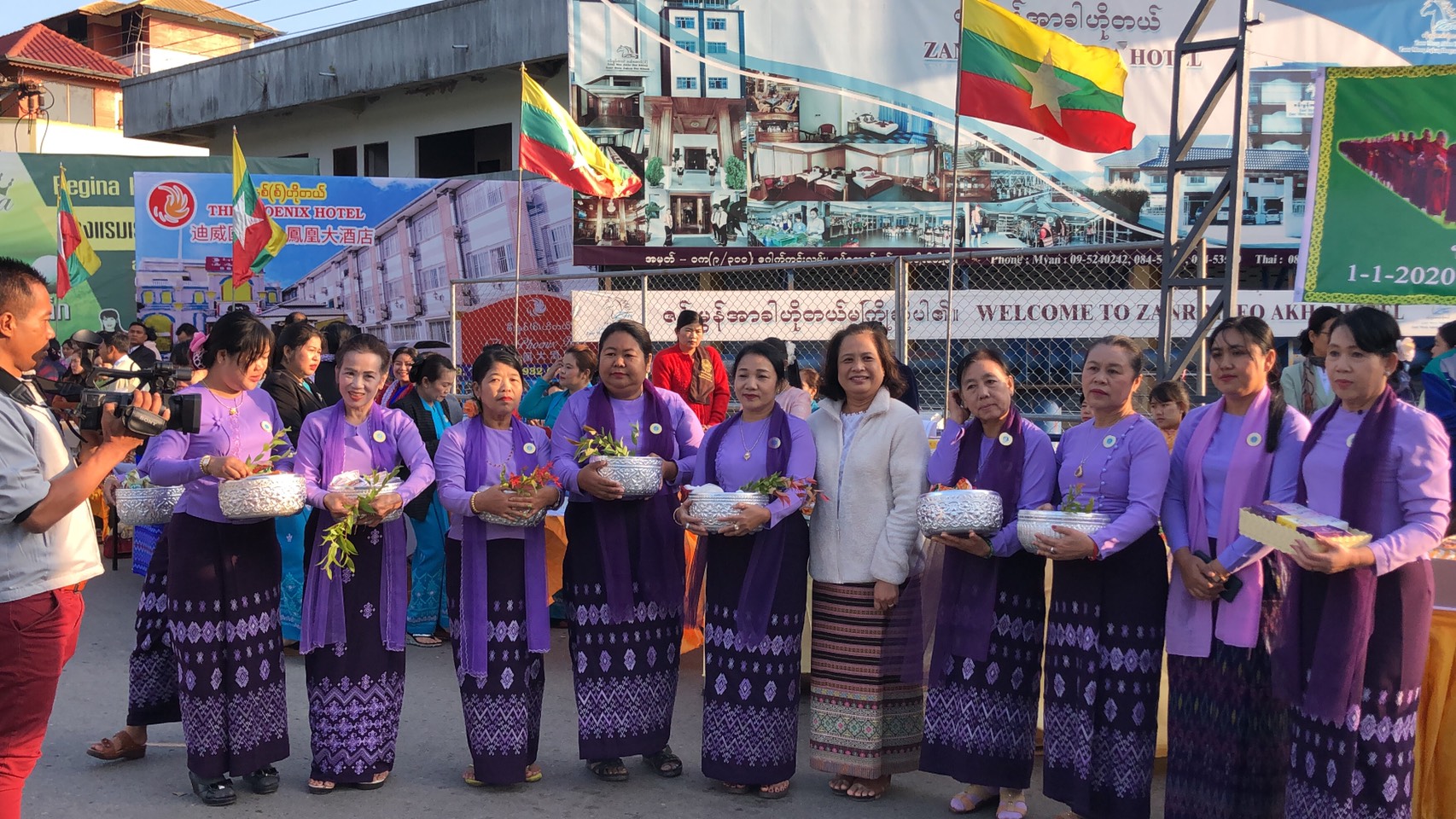 “เชียงราย”ตักบาตรไทย-เมียนมาสองแผ่นดินรับปีใหม่