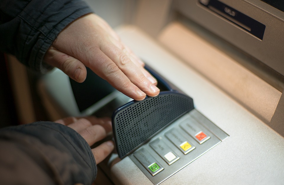 ศูนย์วิเคราะห์เศรษฐกิจทีเอ็มบีเผย ATM กระจุก คนไทยจ่ายค่าธรรมเนียมกระจาย หนุนโครงการ ATM สีขาว