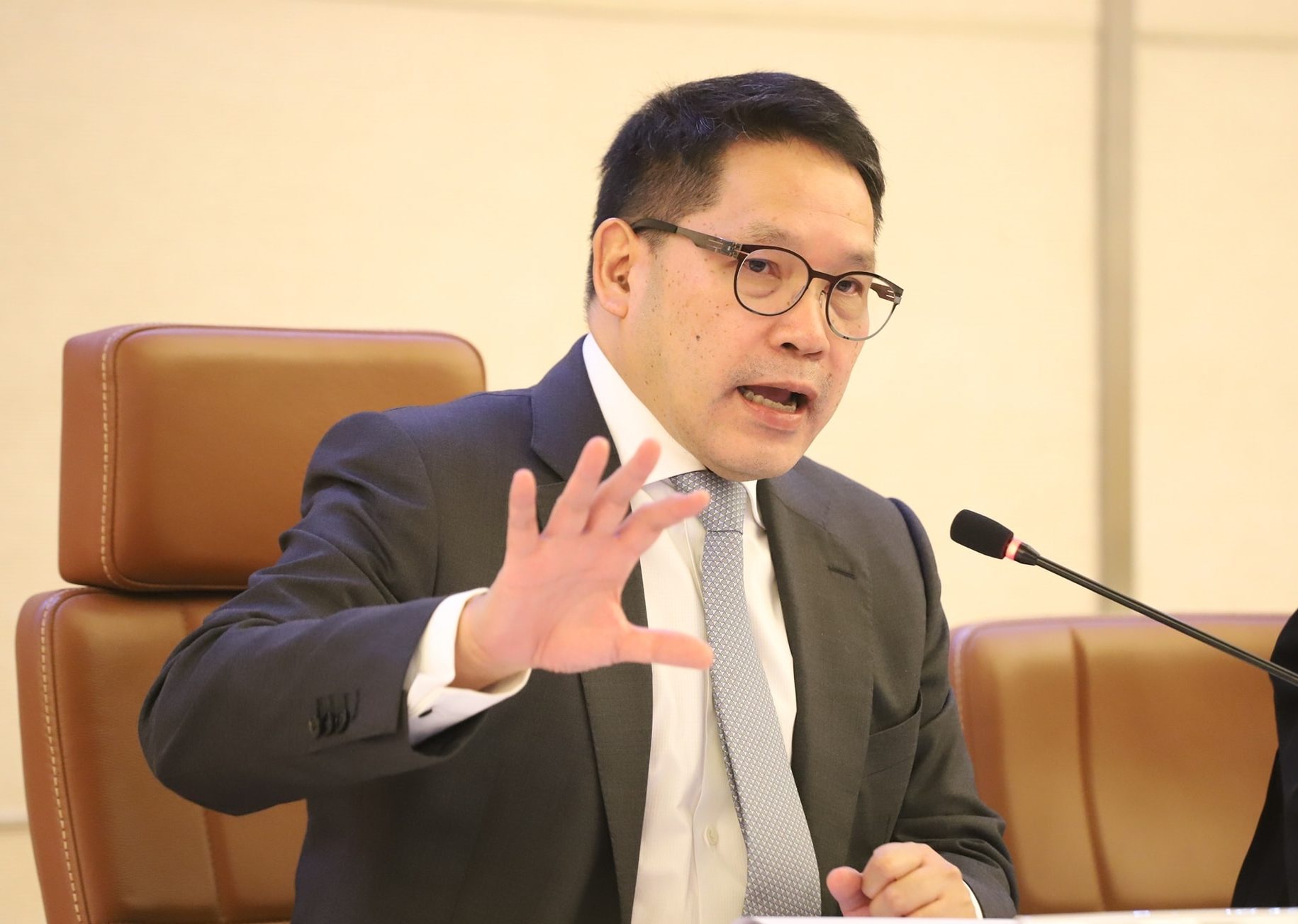 “อุตตม” เล็งแจกเงินรายเดือน 3 กลุ่ม คนละ 2 พันบาท บรรเทาผลกระทบโควิดไวรัส-19