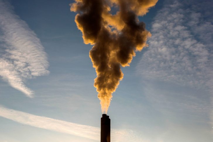 FILE PHOTO: Smoke rises from a chimney of a garbage processing plant on the outskirts of Brussels กลไก “ลดคาร์บอน” ไร้น้ำยา อุณหภูมิโลกพุ่งต่อเนื่อง