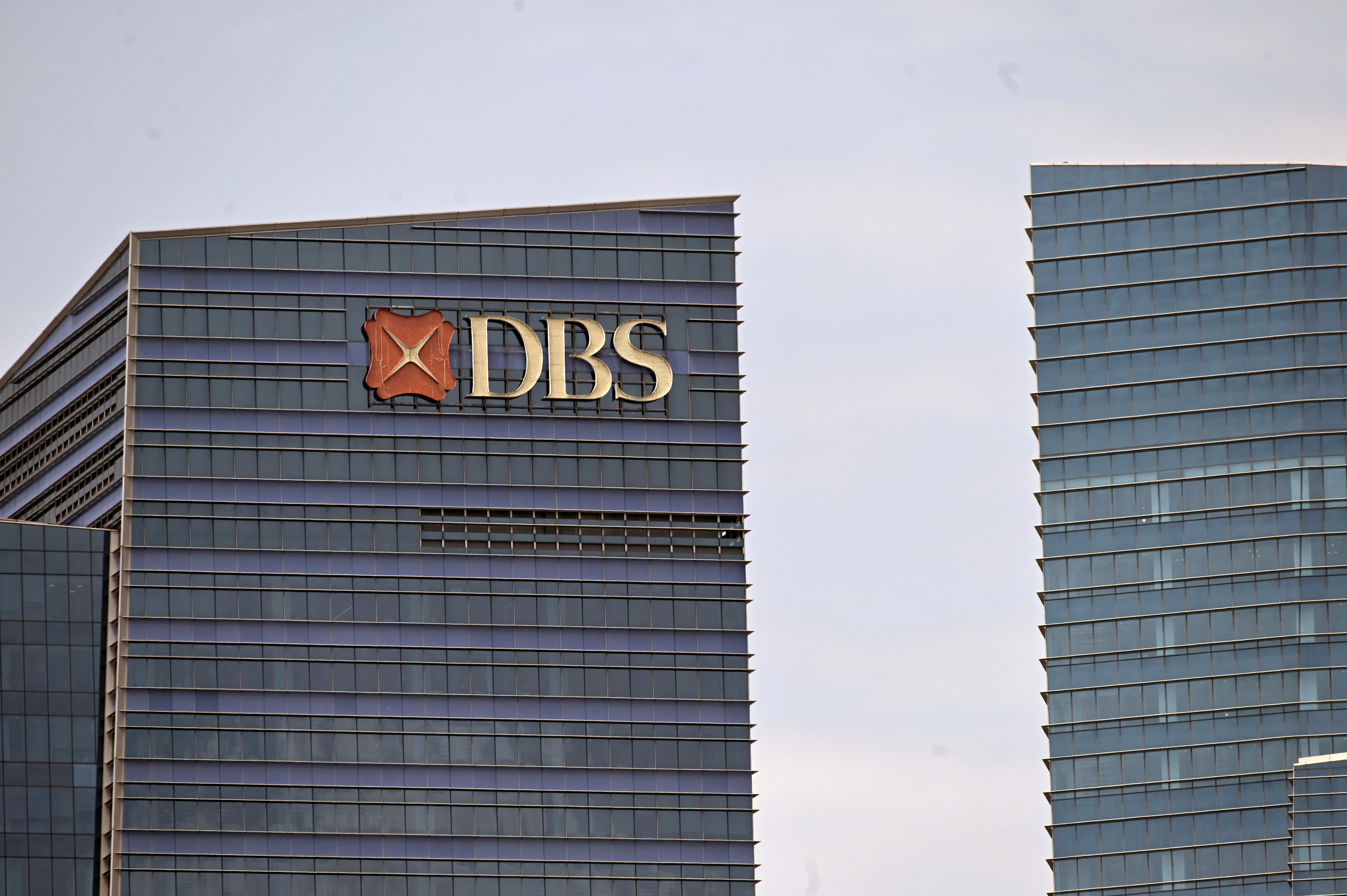 ธนาคาร DBS สั่งอพยพพนักงานด่วน 300 คน หลังพบป่วย ‘โควิด-19’ 1 ราย