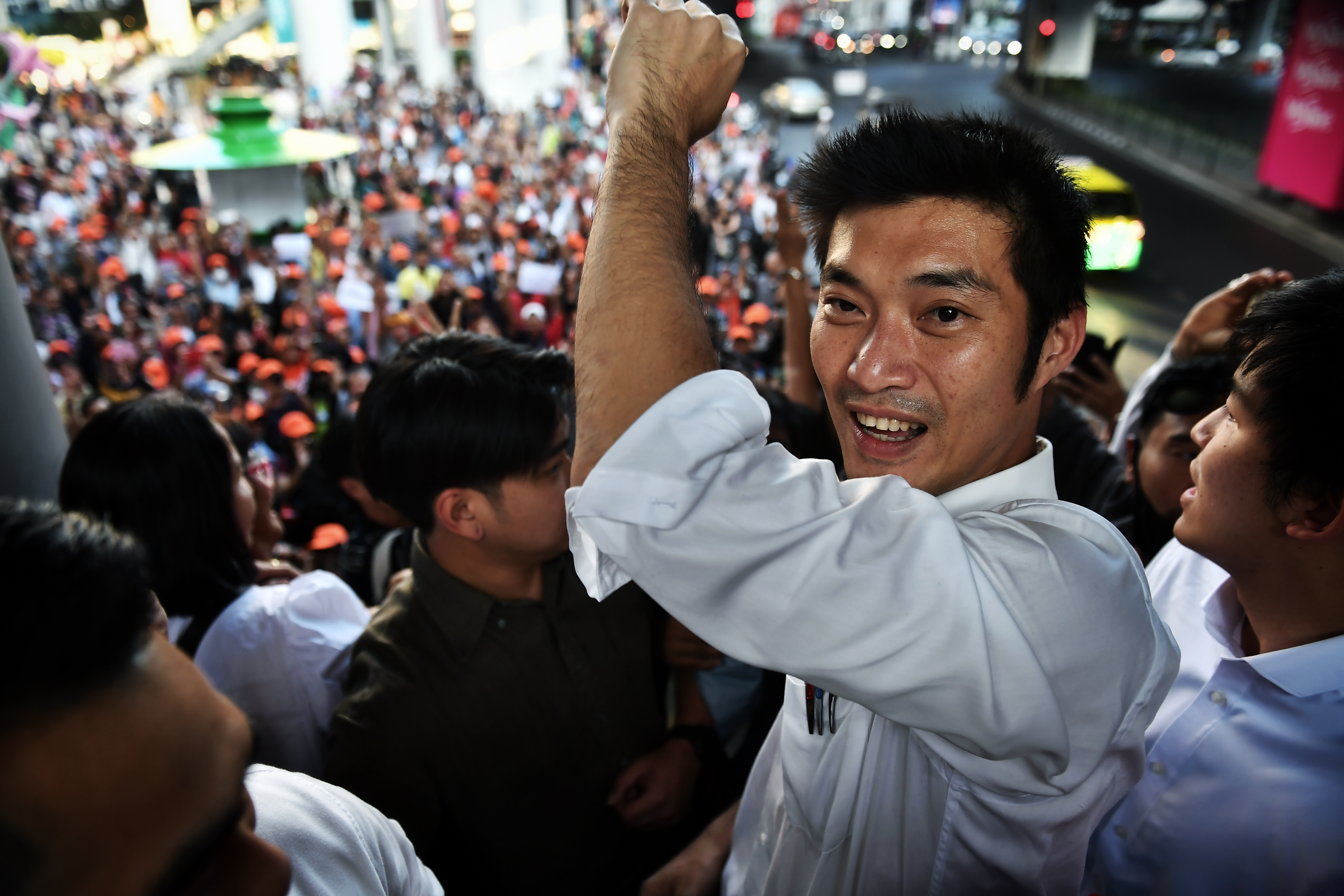 ยุบอนาคตใหม่ ปล่อยพลังออกนอกสภา คุมไม่ได้ซ้ำรอย 14 ตุลา-พฤษภาทมิฬ