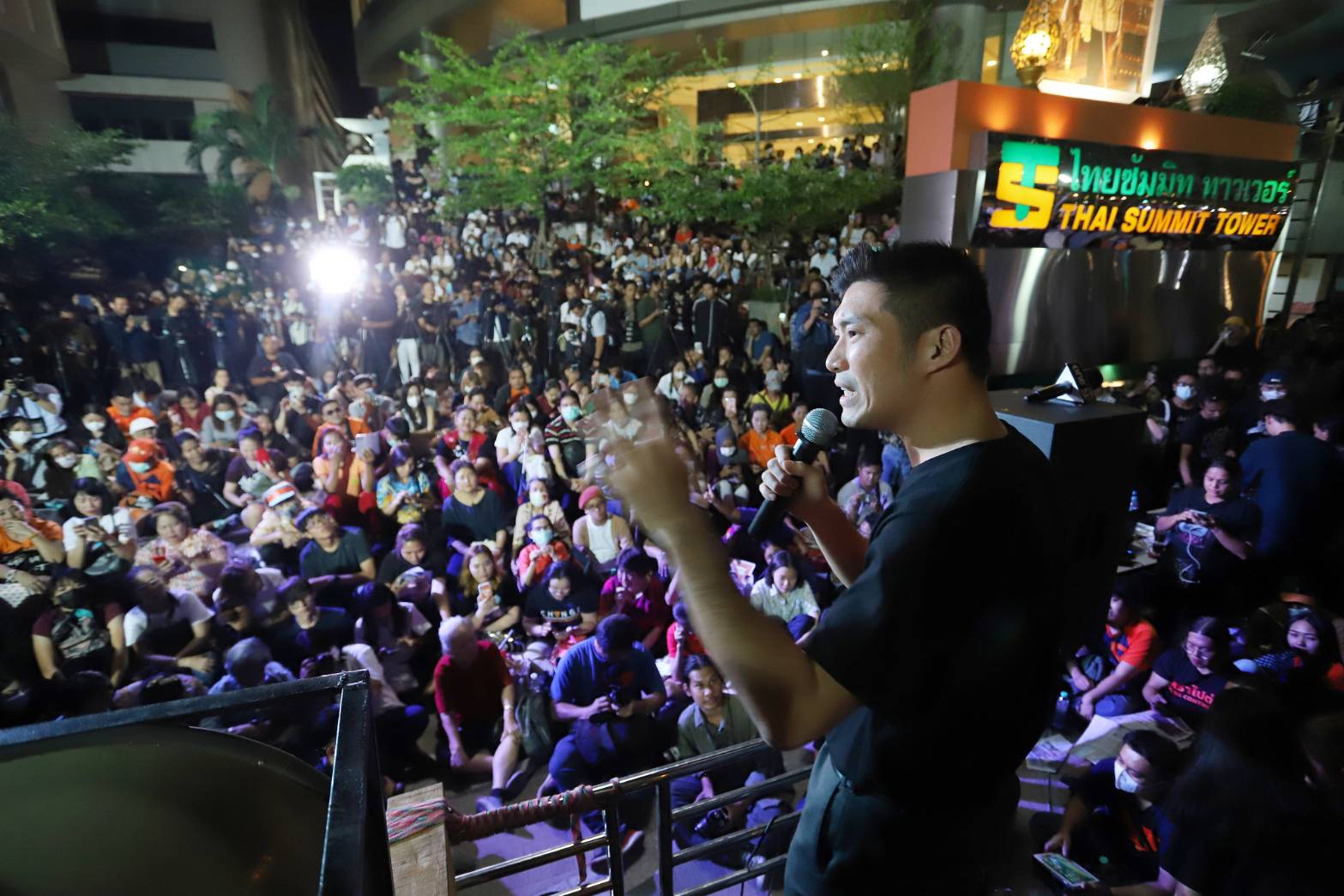 คณะอนาคตใหม่ จุดไฟนอกสภา เปิดโปง 1MDB-ดึงม็อบนักศึกษา คณาจารย์