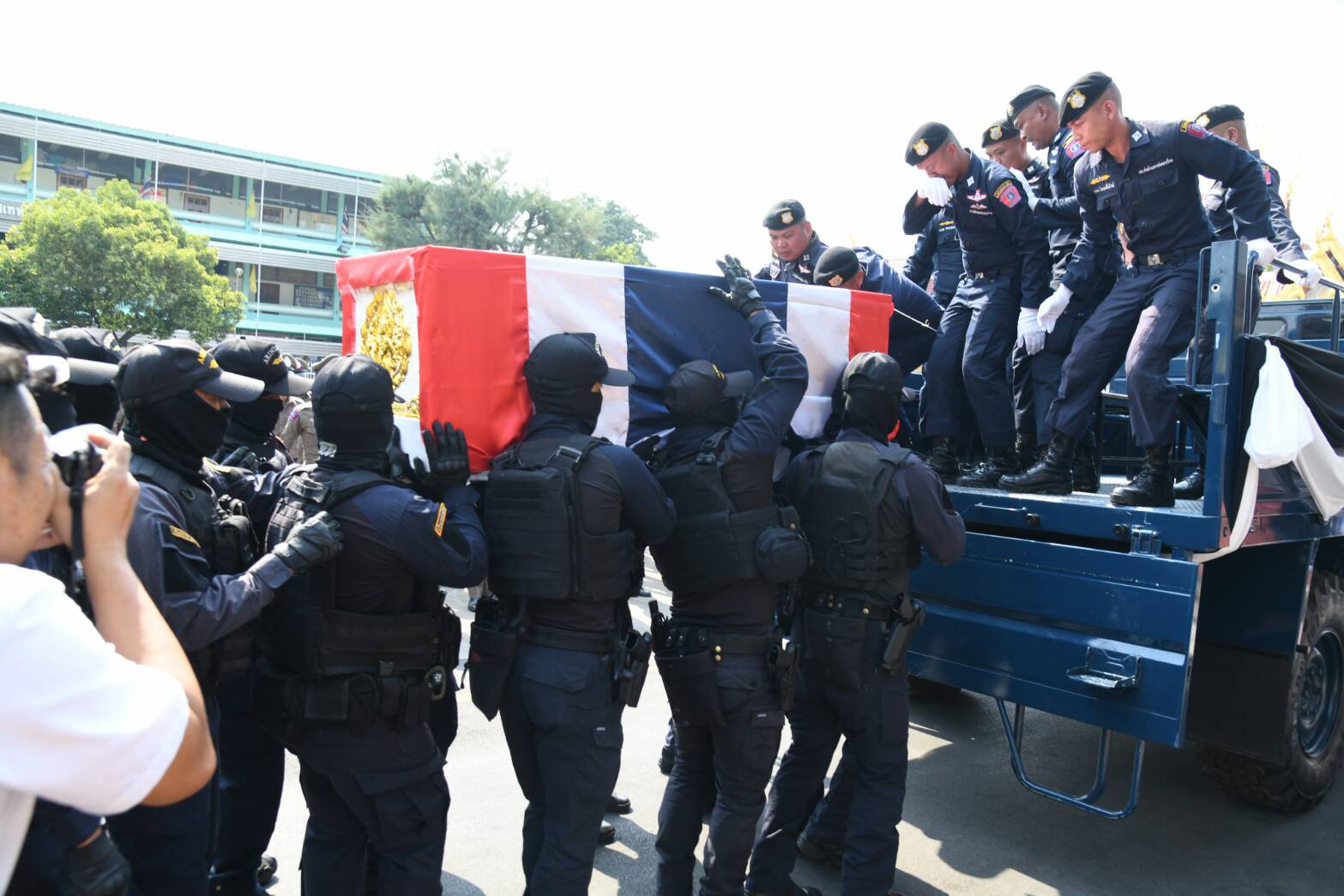 เคลื่อนร่าง 2 วีรบุรุษอรินทราช อย่างสมเกียรติ ผบก.สปพ.ร่วมแบกหีบศพผู้ใต้บังคับบัญชา