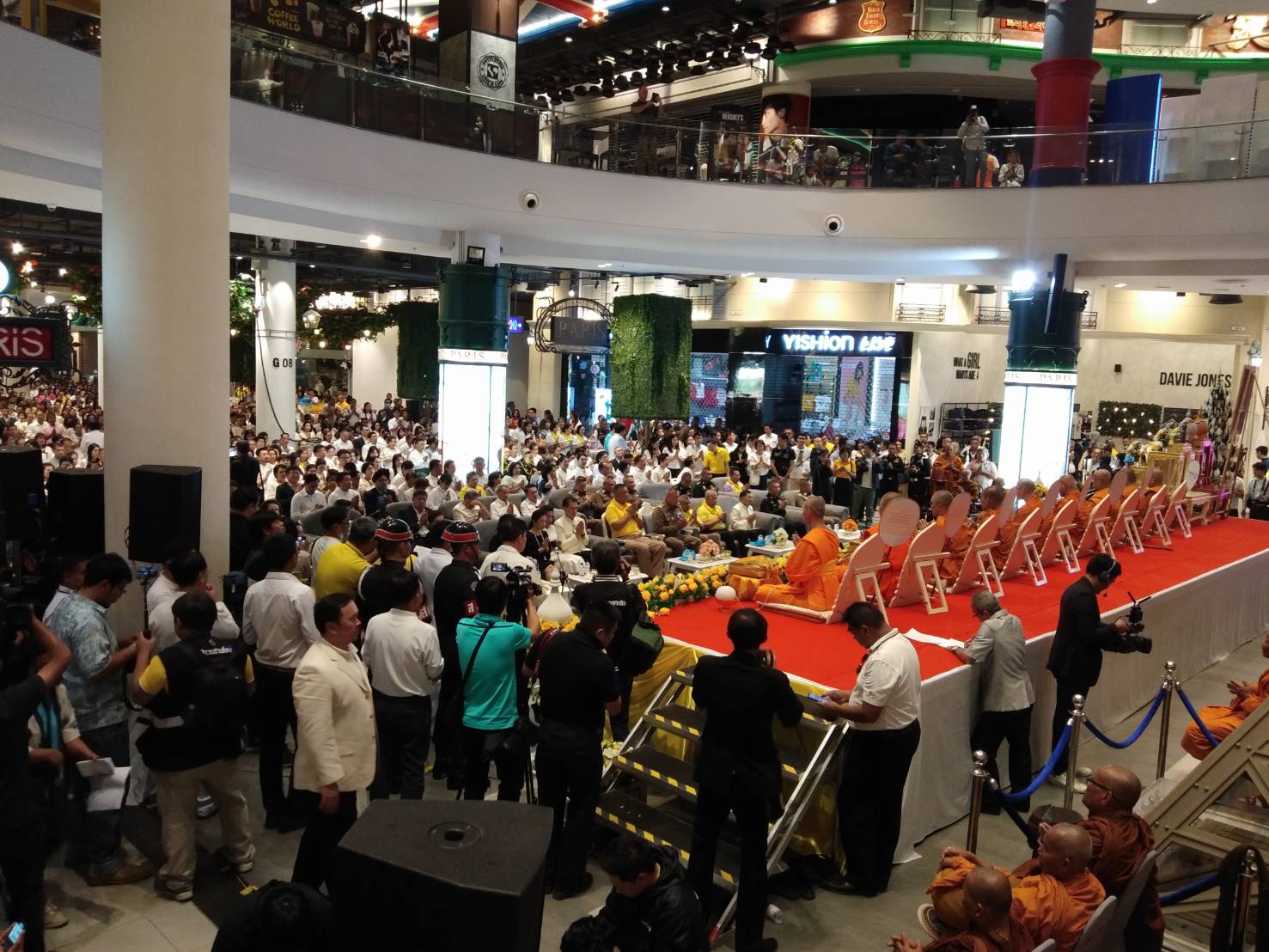 โคราชนิมนต์พระ 219 รูป สวดนพเคราะห์เทอร์มินอล 21 เปิดวันนี้