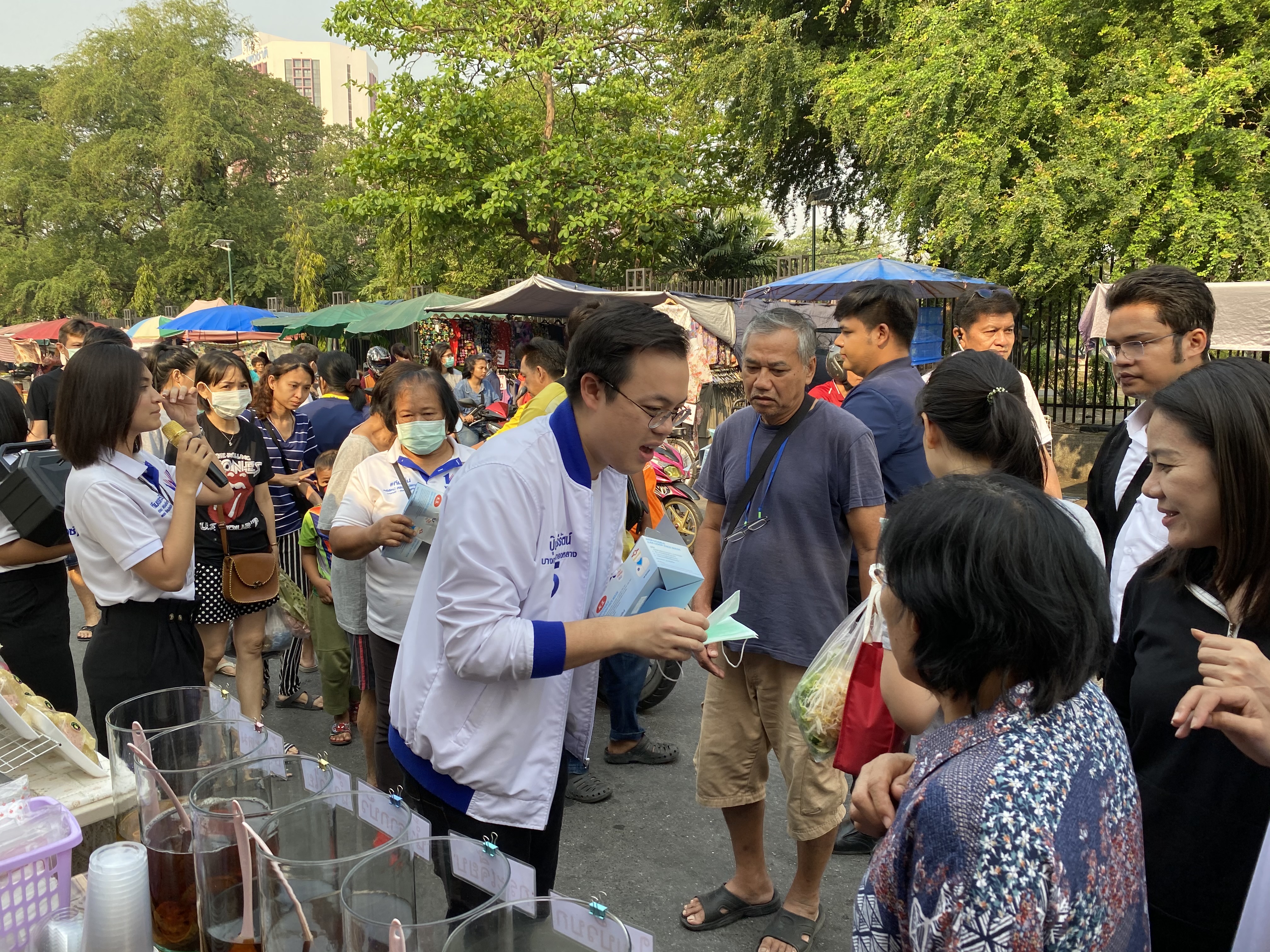 “ตรีรัตน์” เพื่อไทย ลงพื้นที่แจกหน้ากากอนามัยฟรี