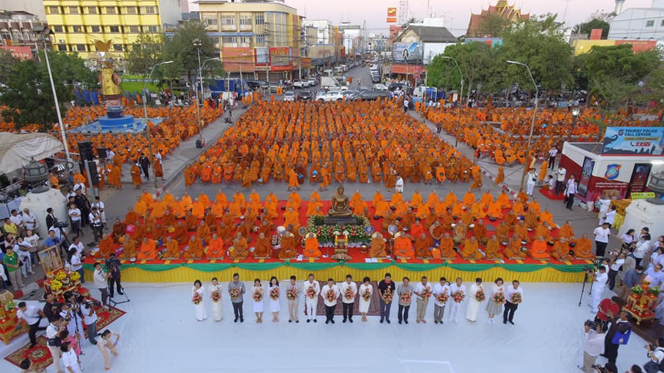 โคราชทำบุญเมือง 364 ปี ตักบาตรพระ10,000รูป ถวายเป็นพุทธบูชา-ผู้เสียชีวิตเหตุกราดยิง