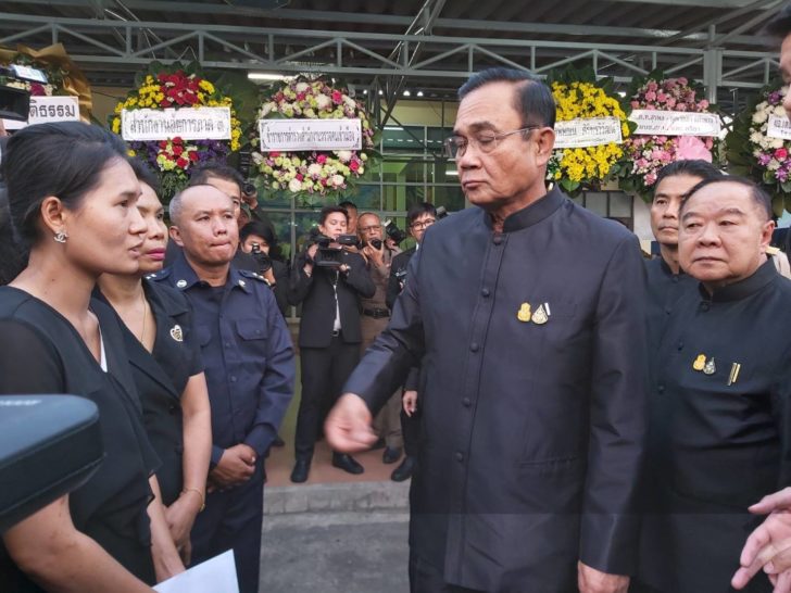นายกฯ-บิ๊กป้อม เคารพศพ-ร่วมพิธีสวดพระอภิธรรม เหยื่อกราดยิงโคราช