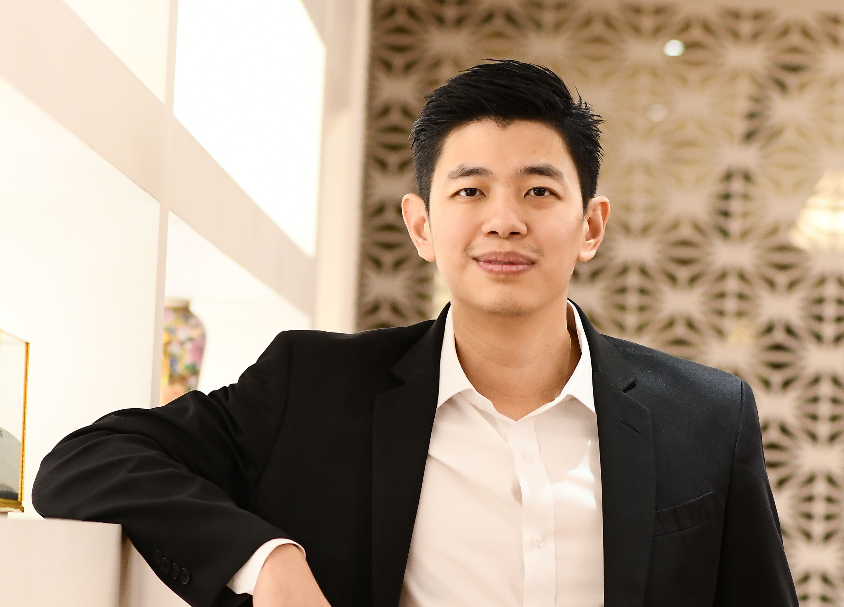 พลภัทร์ เตชะหรูวิจิตร ทายาทโรงแรมเอเชีย ผู้หลงใหลงานมูลนิธิป่อเต็กตึ๊ง