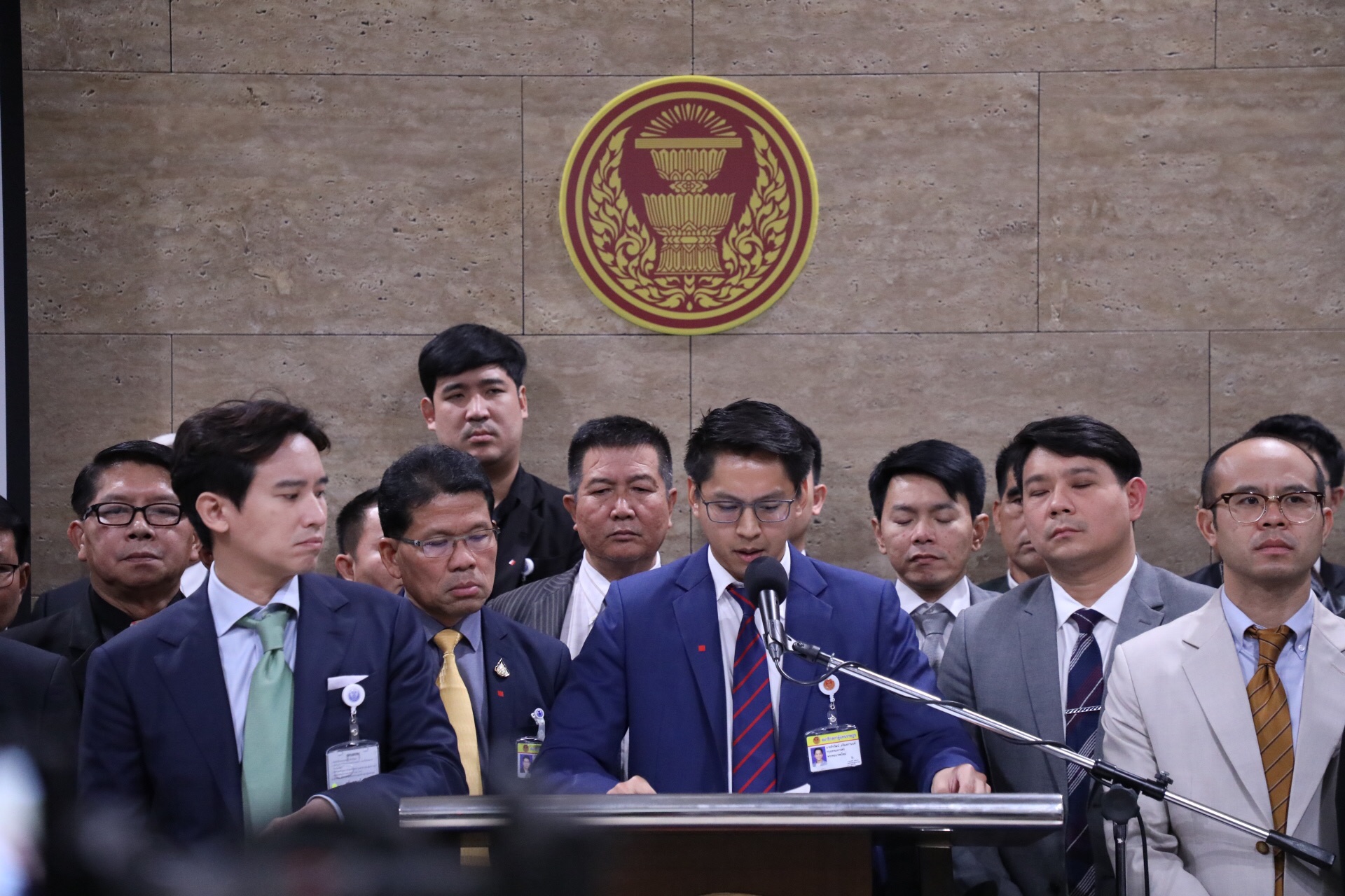 แฉเบื้องลึกเพื่อไทยหักหลัง-ล้มมวยซักฟอก ปิดไมค์อนาคตใหม่ ละเว้น “พี่ใหญ่”