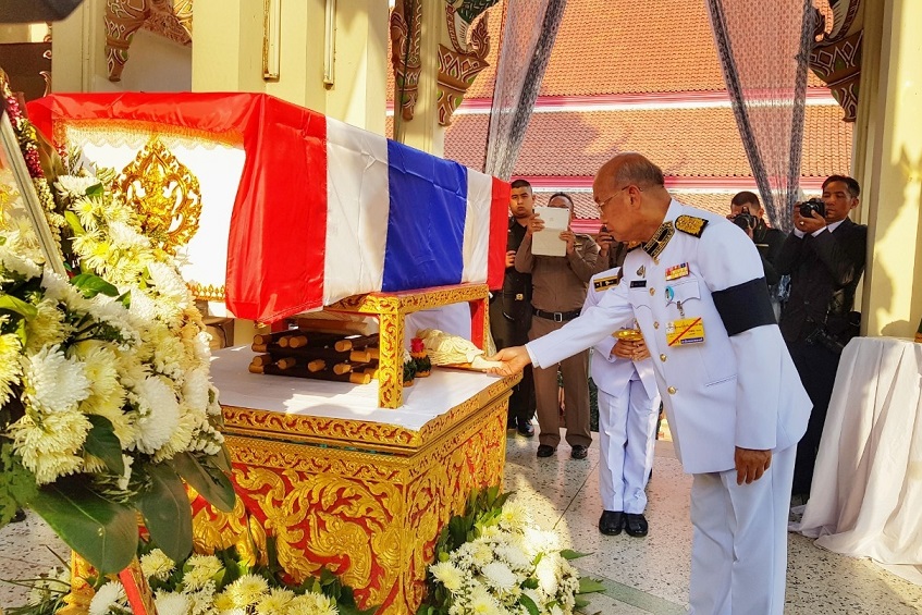 ในหลวงโปรดเกล้าฯให้องคมนตรีเป็นประธานพระราชทานเพลิงศพผู้เสียชีวิตเหตุกราดยิงโคราช