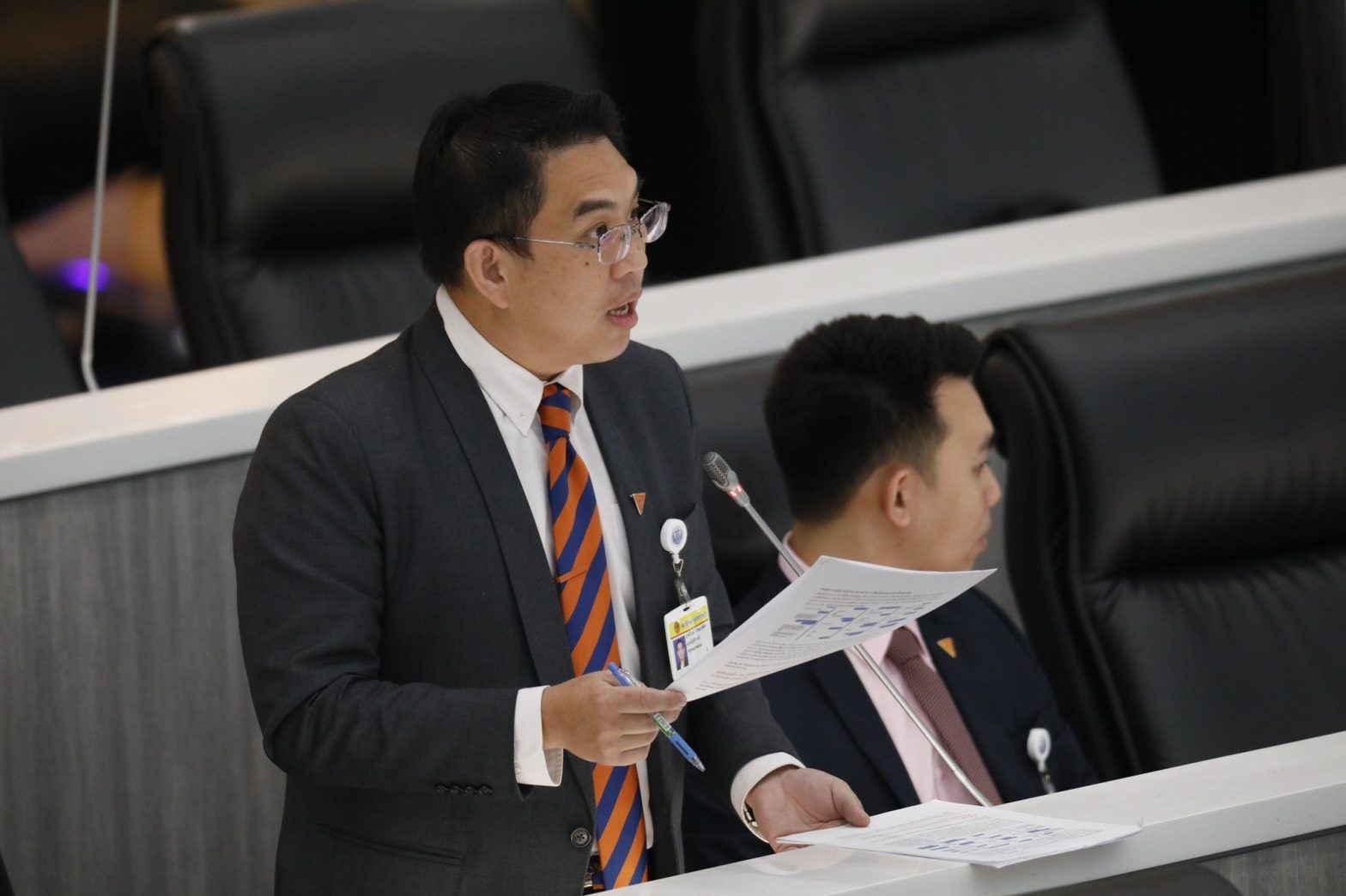 “วิโรจน์” โชว์เอกสารแฉ กอ.รมน. เบื้องหลัง “IO” ปลุกปั่น-สร้างความแตกแยก