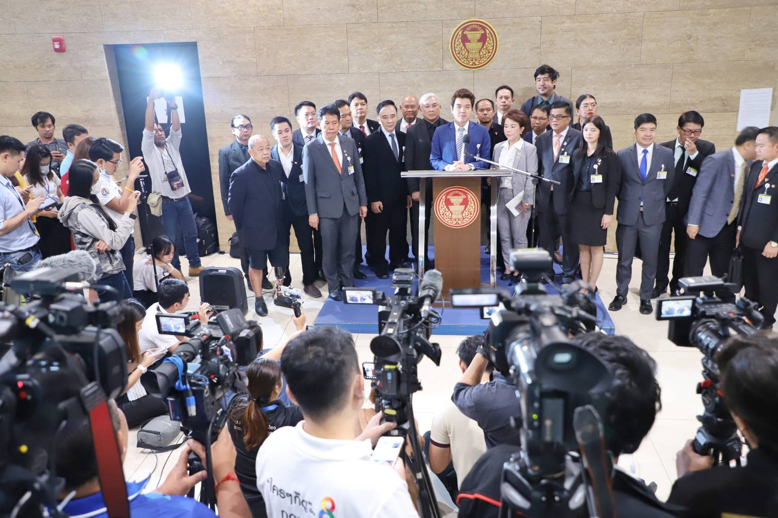 อนาคตใหม่-ปิยบุตร ยันสู้ศึกซักฟอก เคลื่อนการเมืองใน-นอกสภา แม้พรรคถูกยุบ