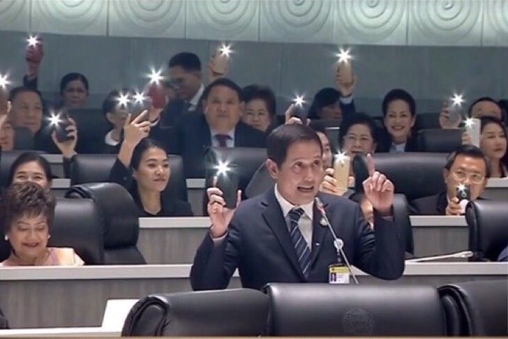 “ฝ่ายค้าน” เปิดไฟฉายกลางอภิปราย ท้า “ประยุทธ์” ยุบสภา