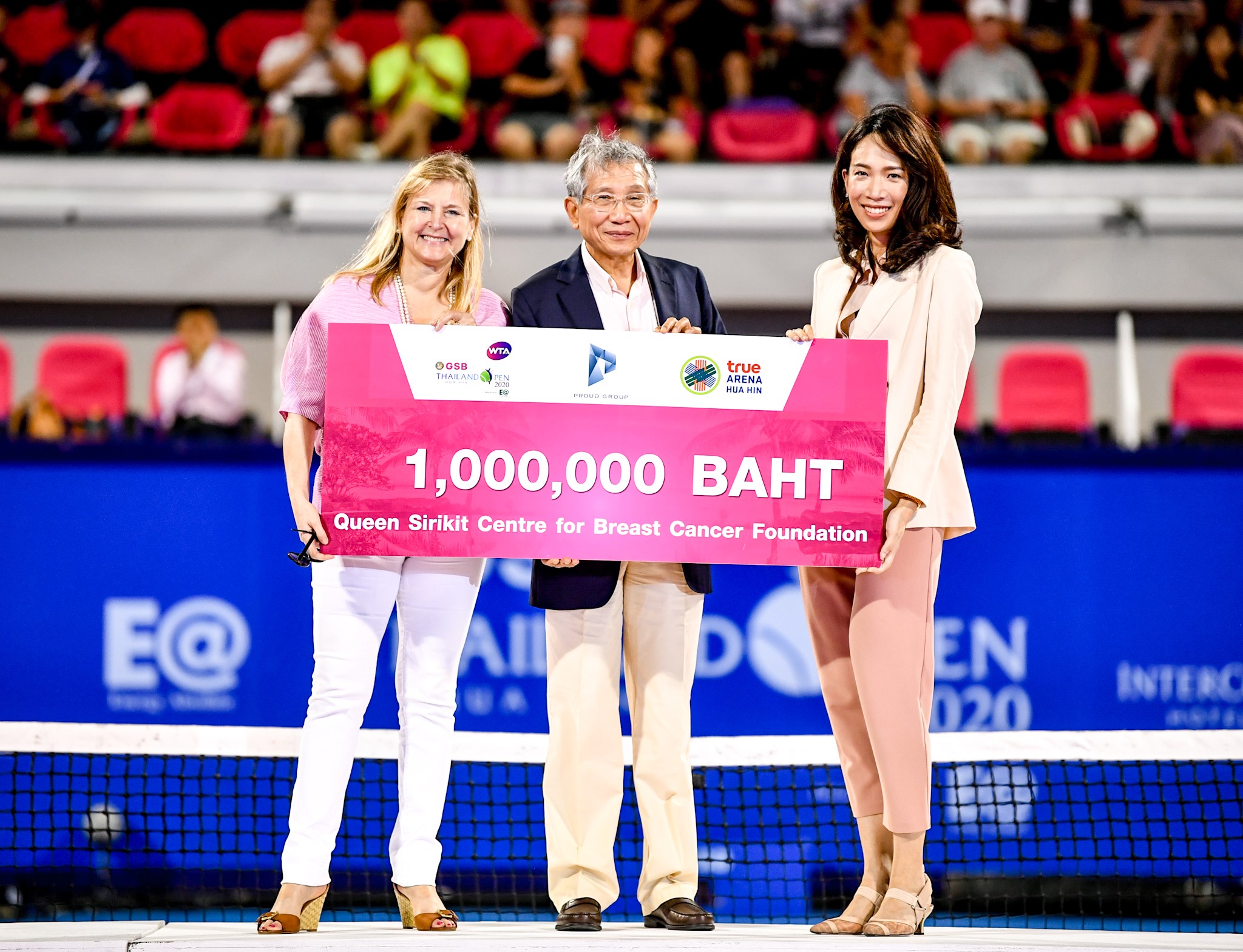 พลังสีชมพู : พราว กรุ๊ป ในนาม ทรู อารีน่า หัวหิน มอบเงินบริจาคแก่มูลนิธิศูนย์มะเร็งเต้านมเฉลิมพระเกียรติ