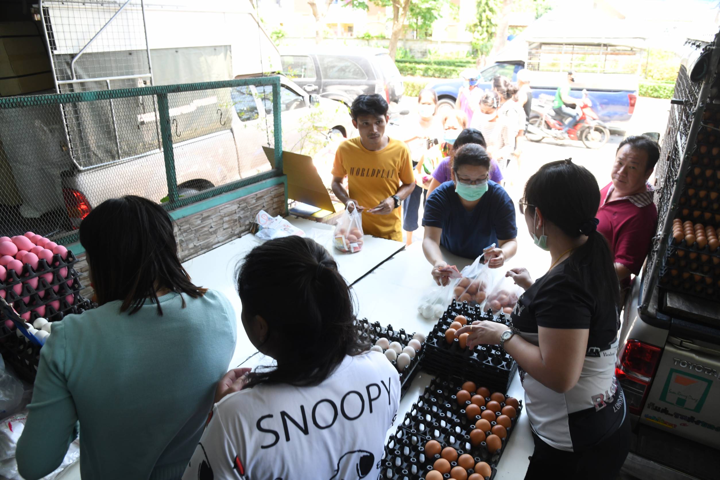 ประชาชนตื่นตุนไข่ โวยราคาขึ้นฟองละ 20 สต.-ขาดตลาด ร้านค้าโยนฟาร์มไม่ส่งของ