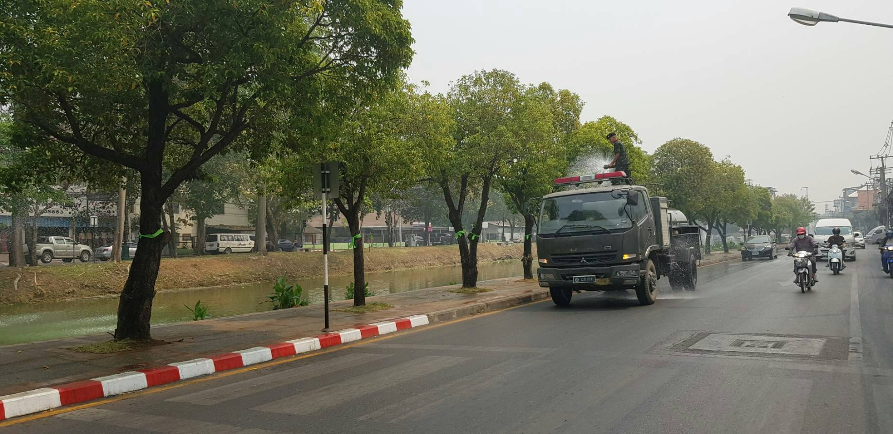 มทบ.33 ส่งรถบรรทุกน้ำฉีดรอบคูเมืองเชียงใหม่ PM 2.5 โจมตีหนัก อันตรายต่อสุขภาพขั้นรุนแรง