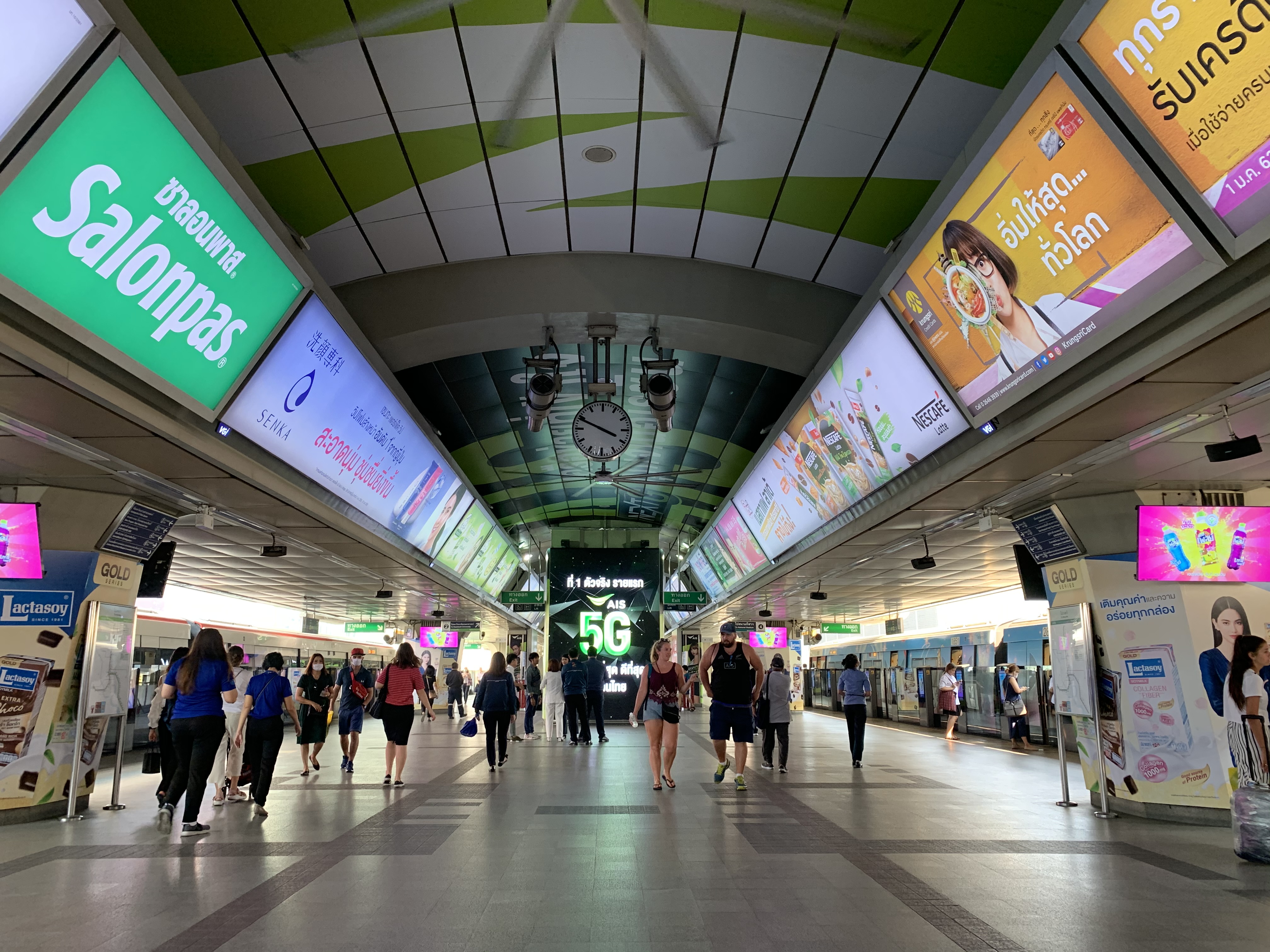 พรุ่งนี้เที่ยง “รถไฟฟ้าบีทีเอส” แจกฟรีแจลแอลกอฮอล์ล้างมือที่สถานีสยาม
