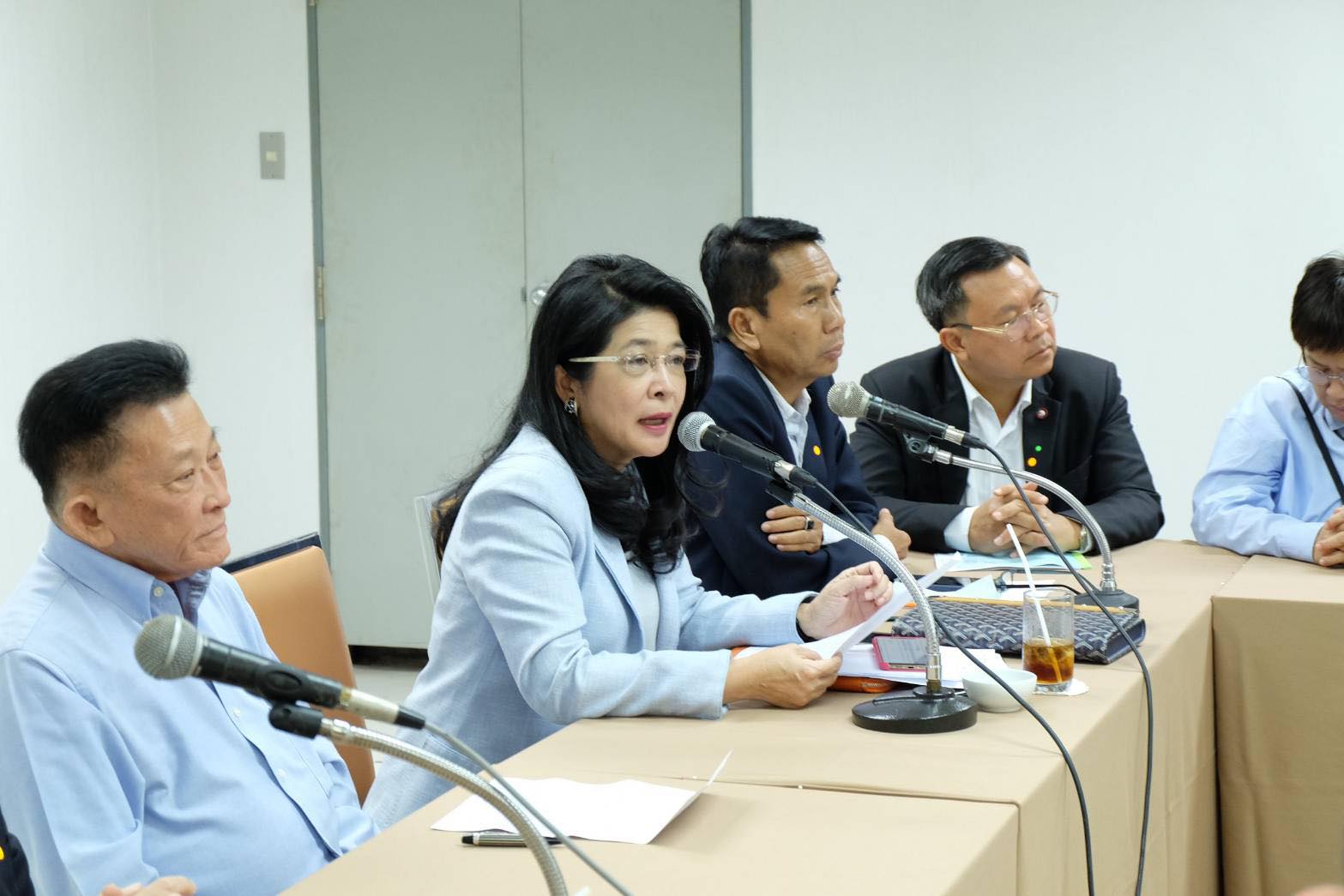 “เพื่อไทย” ยื่นญัตติเปิดสภานอกรอบ ถกพิษโควิด-19 ภัยแล้ง – ม็อบนักศึกษา