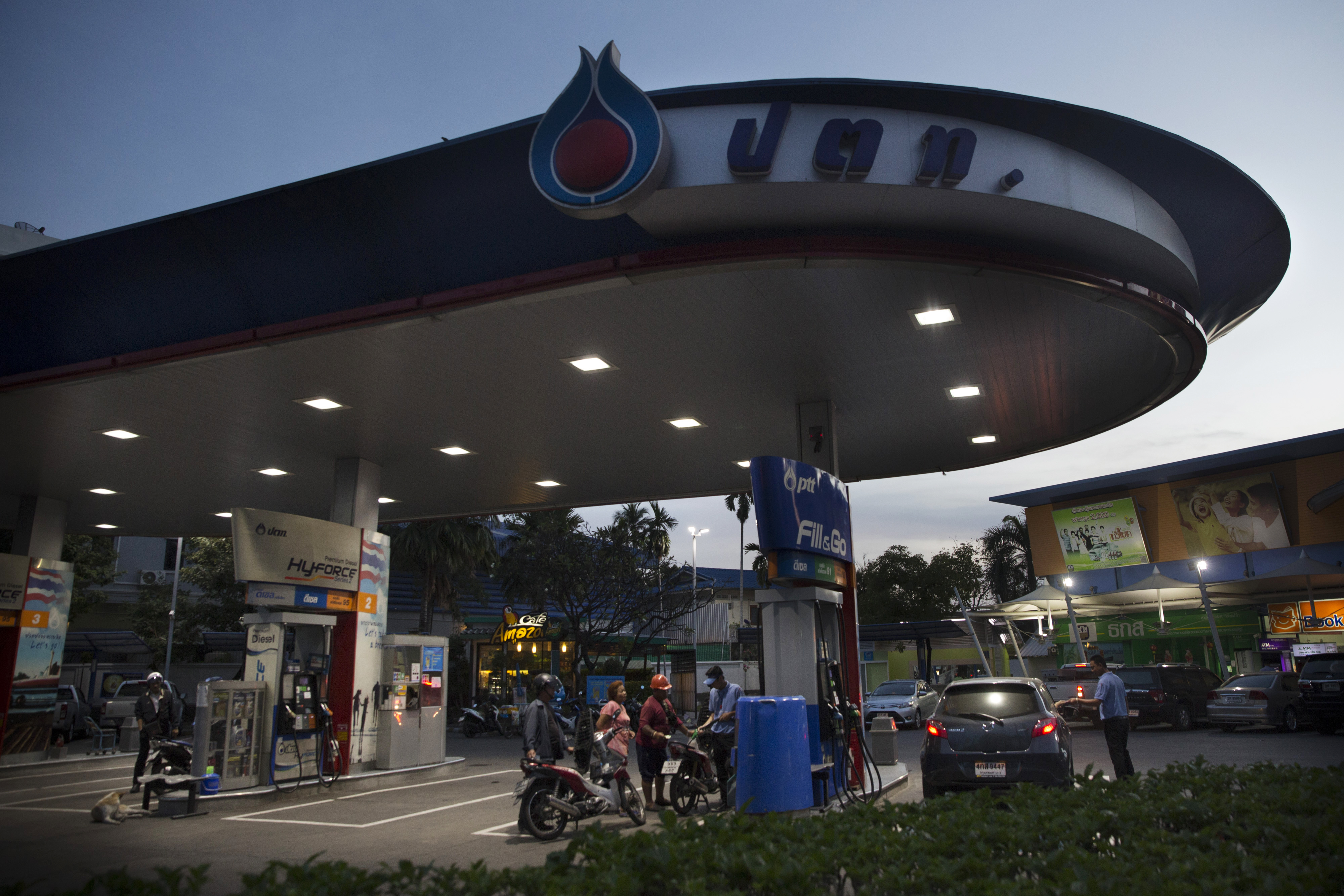 PTT Station ลดราคาน้ำมันเบนซินและแก๊สโซฮอลล์ทุกชนิดลง 0.60 บาท เว้นE85ลง 0.40 บาทต่อลิตร