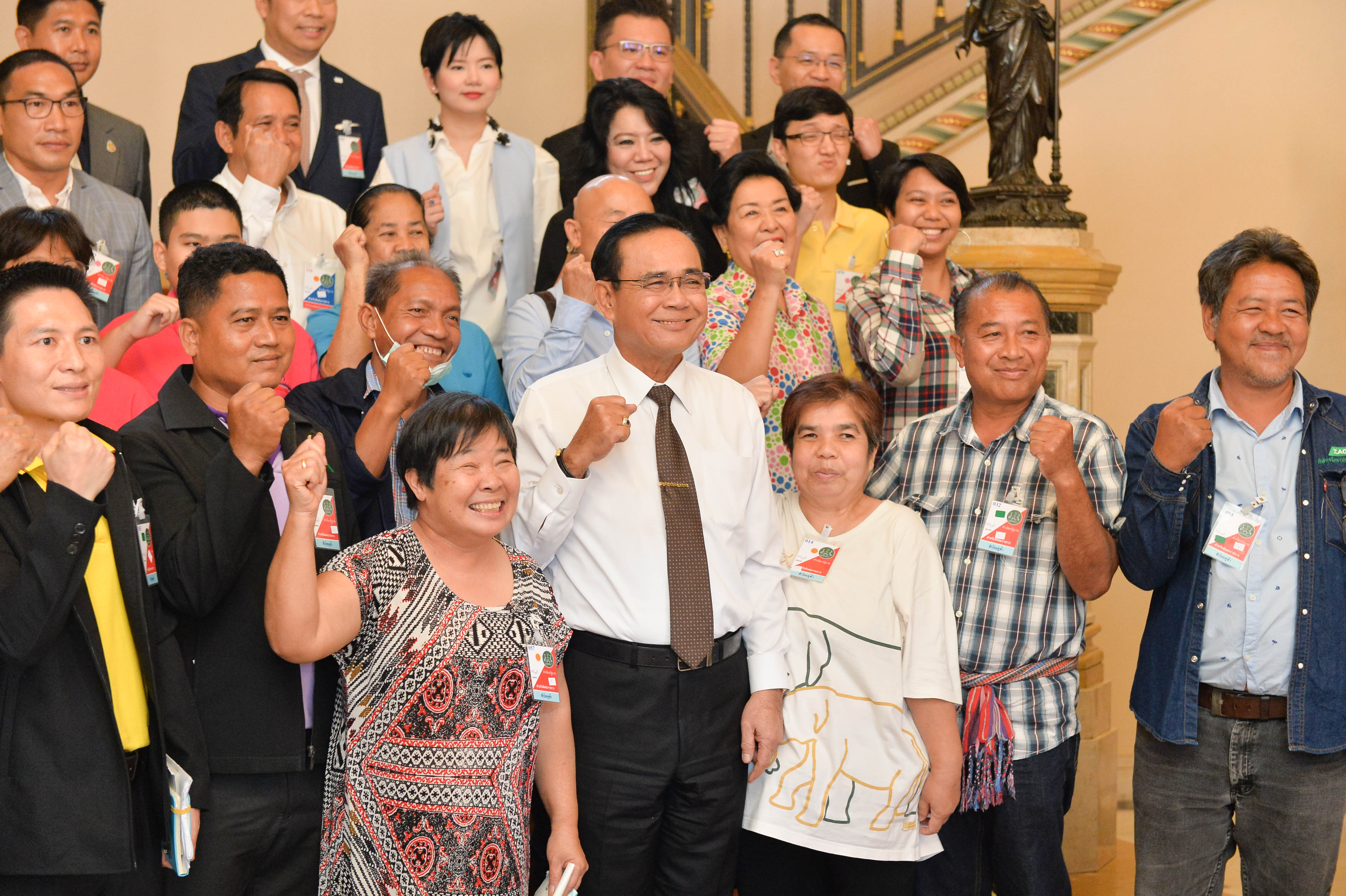 ประยุทธ์ ถอดสูท ประเดิม “นายกฯพบประชาชน” ชาวบ้าน ติง “ชิมช้อปใช้” เข้าถึงยาก-สารพัดพิษเศรษฐกิจรุมเร้า