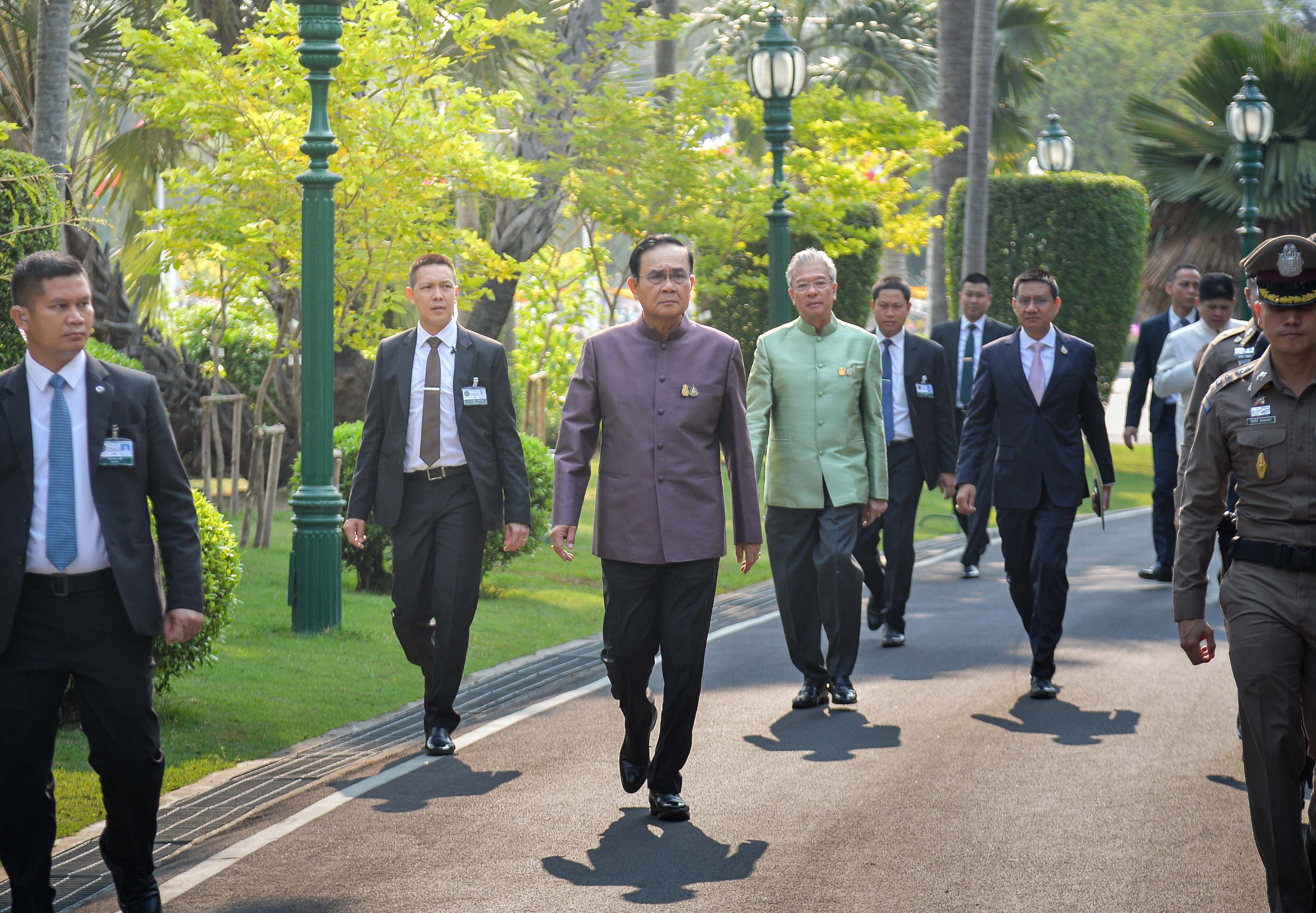 “ประยุทธ์” เสียงอ่อน-ขอโทษ ตะเพิด ประชาธิปัตย์ โยนมติพรรค ถอน-ไม่ถอนร่วมรัฐบาล