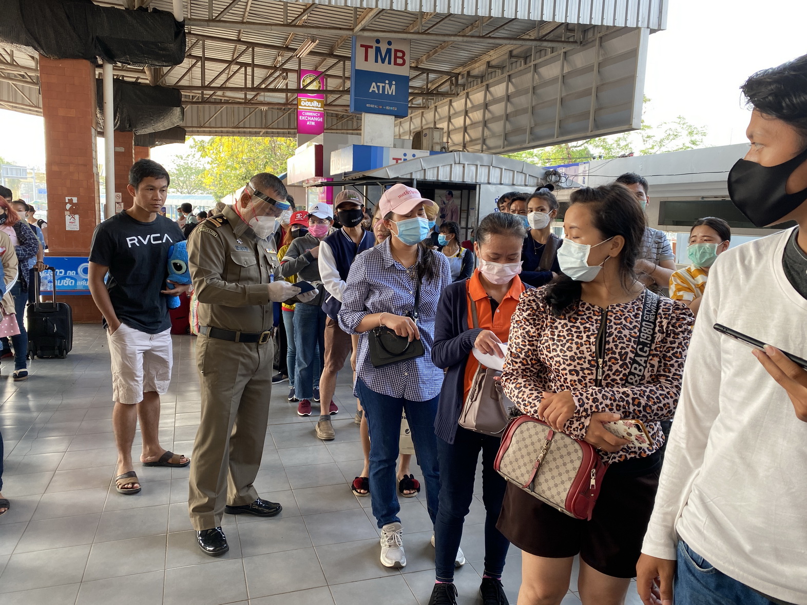 ปิดด่าน “หนองคาย” แรงงาน สปป.ลาว เดินทางกลับแน่นด่านพรมแดน