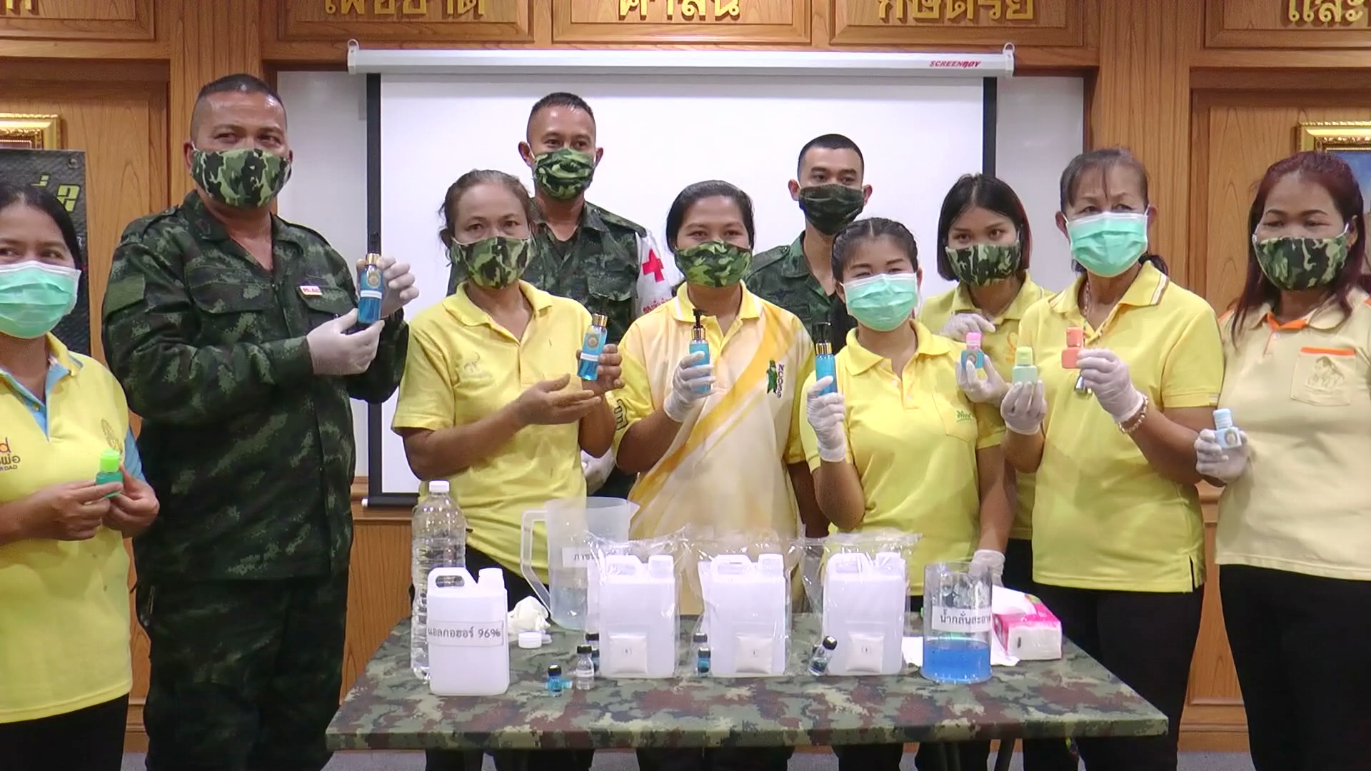 กองทัพภาคที่ 2 ผลิตเจลล้างมือและหน้ากากอนามัยแจกจ่ายกำลังพลไว้ใช้เอง ป้องโควิด-19