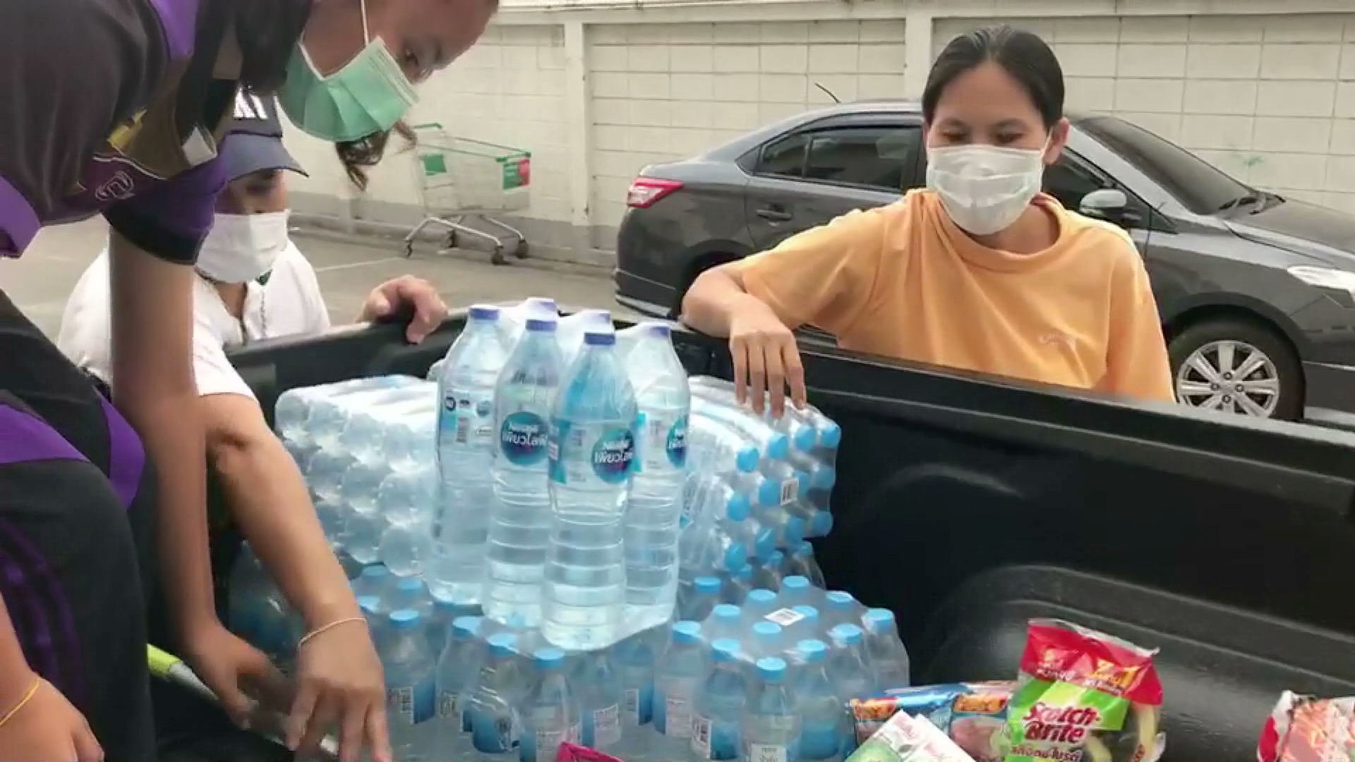 ชาวโคราชแห่ซื้ออาหาร และของใช้อุปโภคบริโภค หลังมีคำสั่งปิดเมืองสกัดโควิด-19