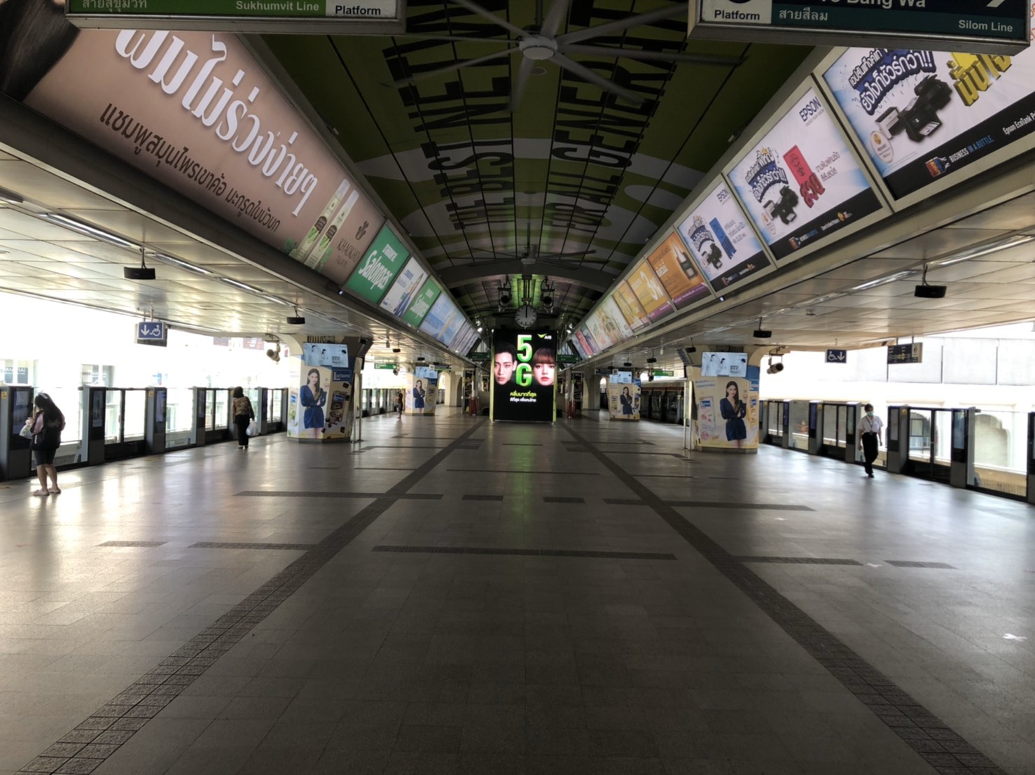 คนไม่เดินทาง! รถไฟฟ้าทุกระบบผู้โดยสารวูบ 50% BTS สถานีสยามสุดเหงา