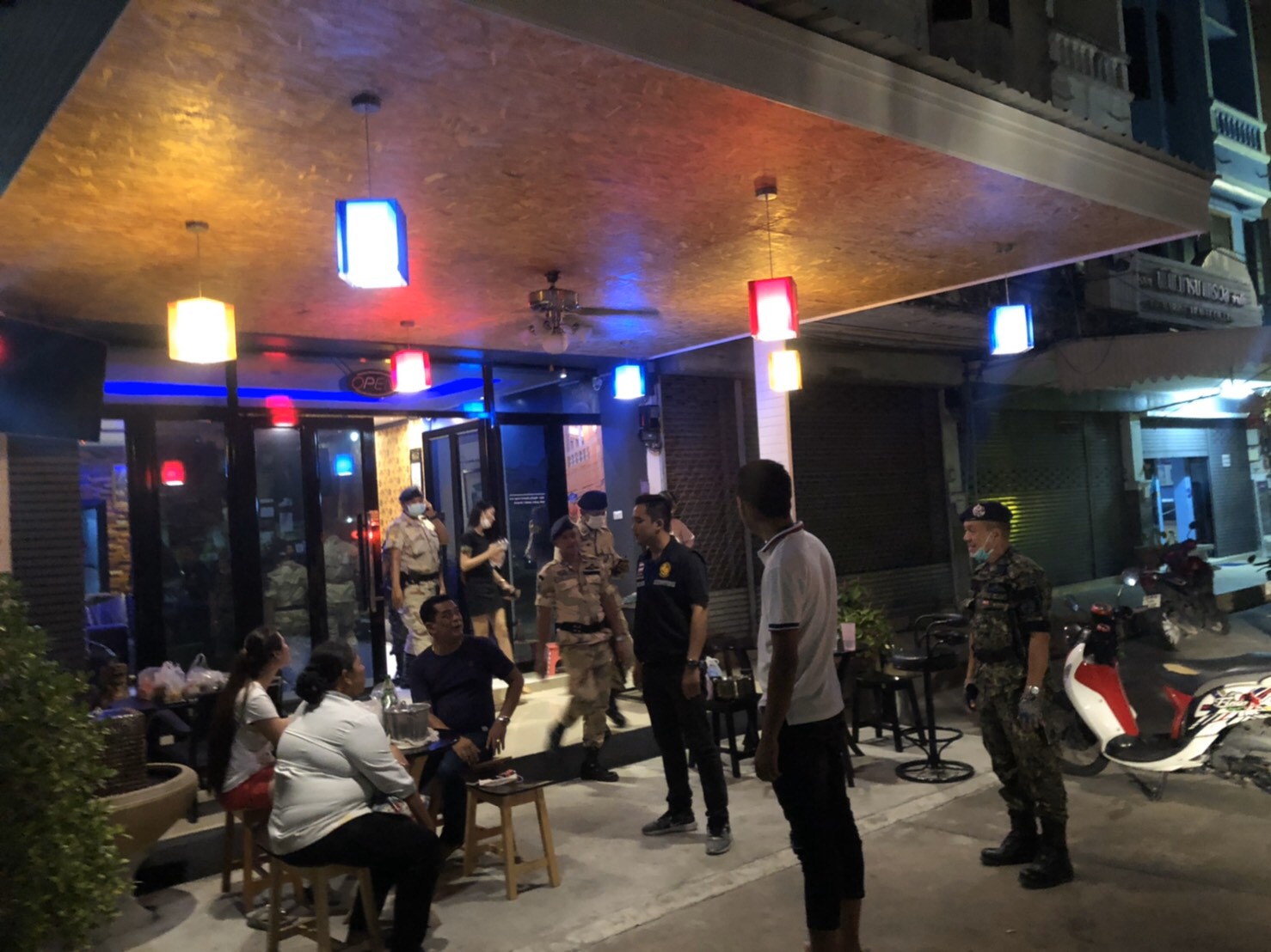 “ภูเก็ต” ปิดสถานบริการป้องกันโควิด-19 คืนแรก พบยังฝ่าฝืนเปิดบริการ 6 ร้าน