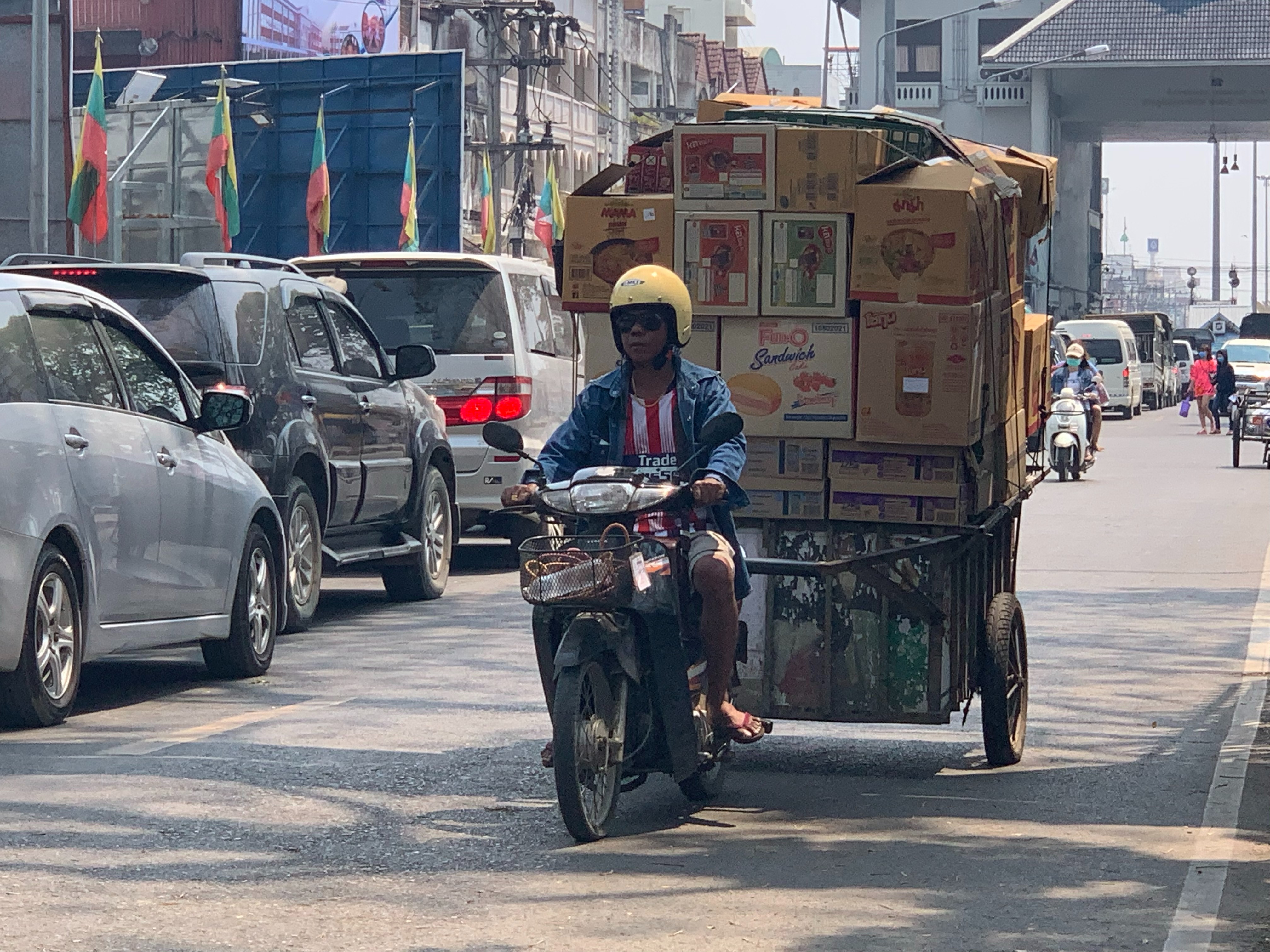 “เชียงราย”ตลาดแม่สาย-ท่าขี้เหล็ก ประชาชนแห่ตุนอาหารคาดเงินสะพัด 10 ล้านบาท