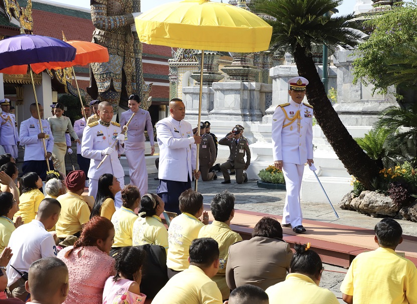 ในหลวงและพระราชินีทรงเปลี่ยนเครื่องทรงฤดูร้อนพระแก้วมรกต