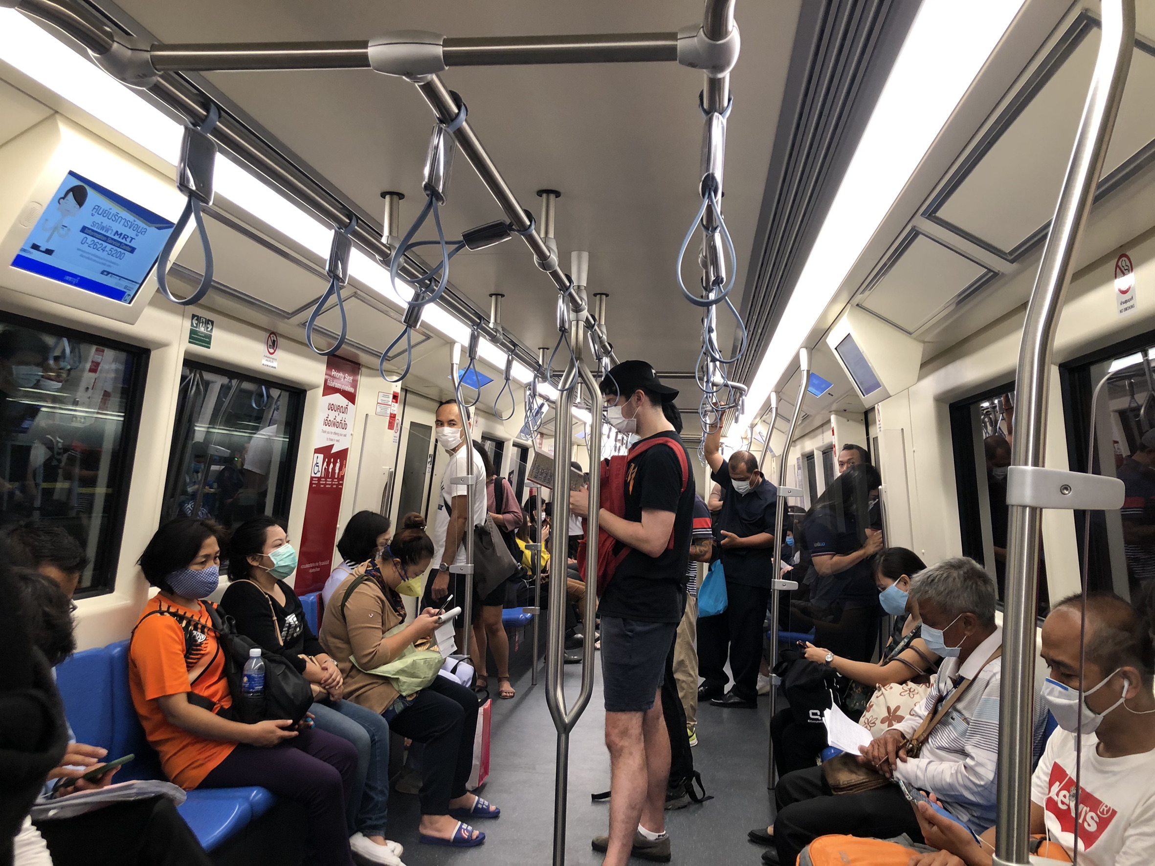 บรรยากาศวันแรกบังคับผู้โดยสาร “รถไฟ-รถไฟฟ้า” ต้องสวมหน้ากาก-เว้นระยะห่าง
