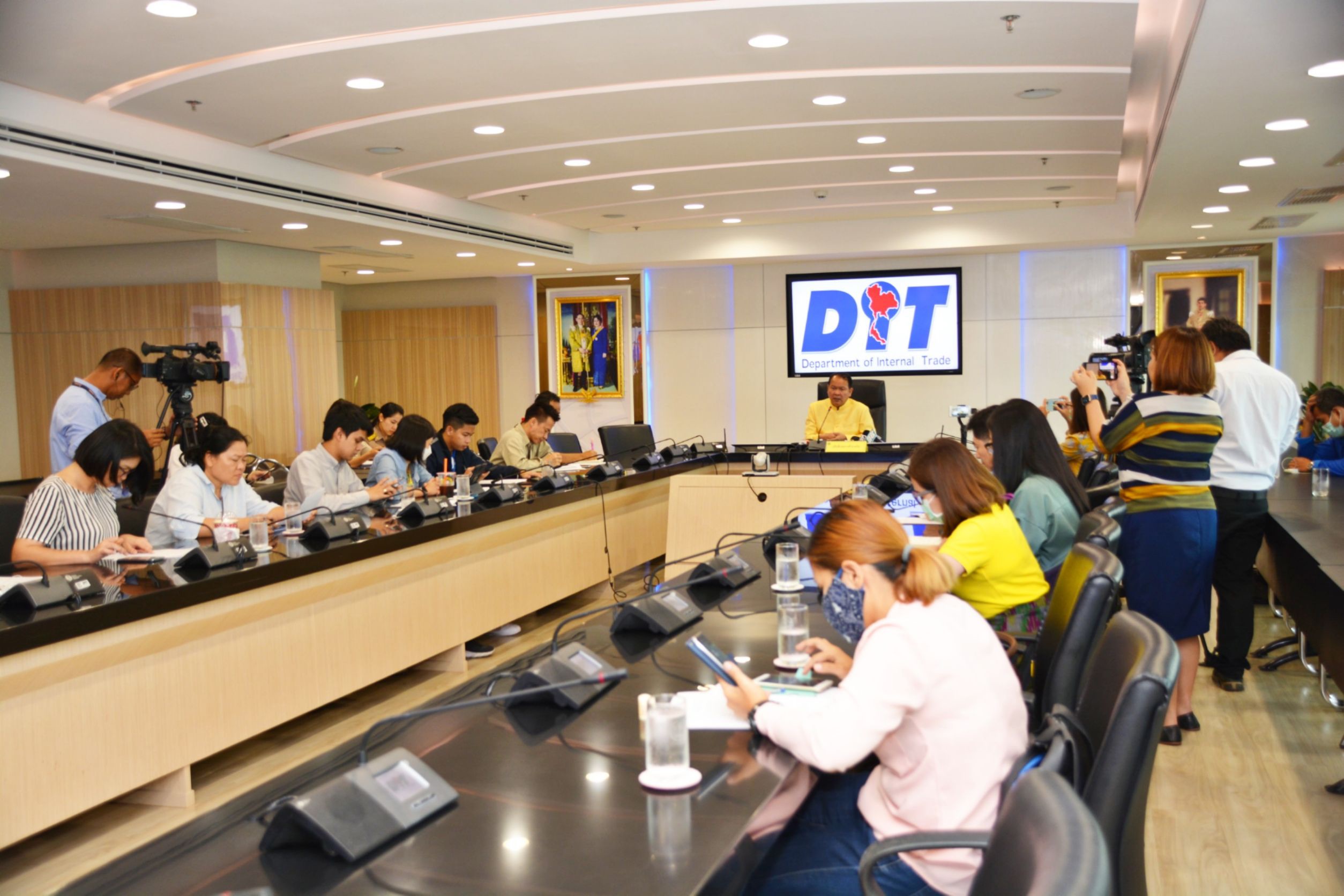 ‘จุรินทร์’ ถกหน้ากากอนามัยขาดตลาด จัดรถโมบายวันละ 111 คันเสริม แจงแผนจัดสรร 6 แสนชิ้น/วัน