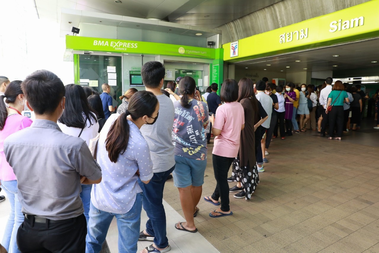 คนต่อคิวรับแจก “เจลแอลกอฮอล์ล้างมือ” ที่รถไฟฟ้าบีทีเอสสถานีสยาม