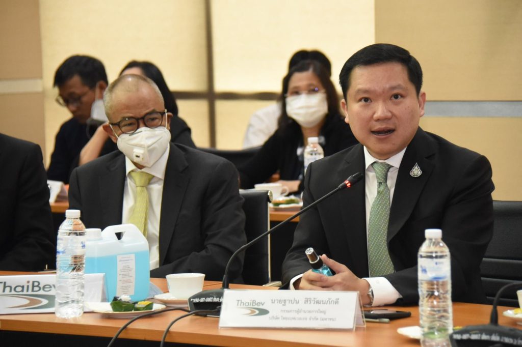 นายฐาปน สิริวัฒนภักดี (ขวา) กรรมการผู้อำนวยการใหญ่ บริษัท ไทยเบฟเวอเรจ จำกัด (มหาชน)