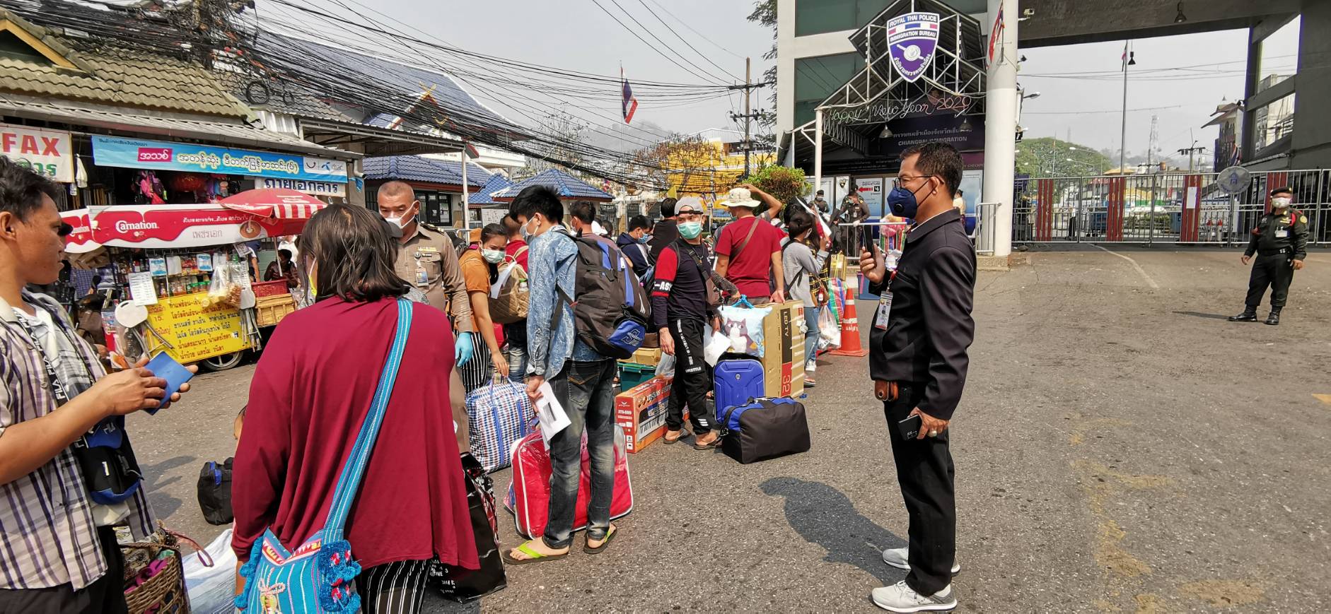 “เชียงราย” ปิดด่านแม่สายแรงงานพม่าตกค้าง300คน “หอการค้า” เสนอเปิดท่าเรือน้ำโขงขนส่งสินค้า