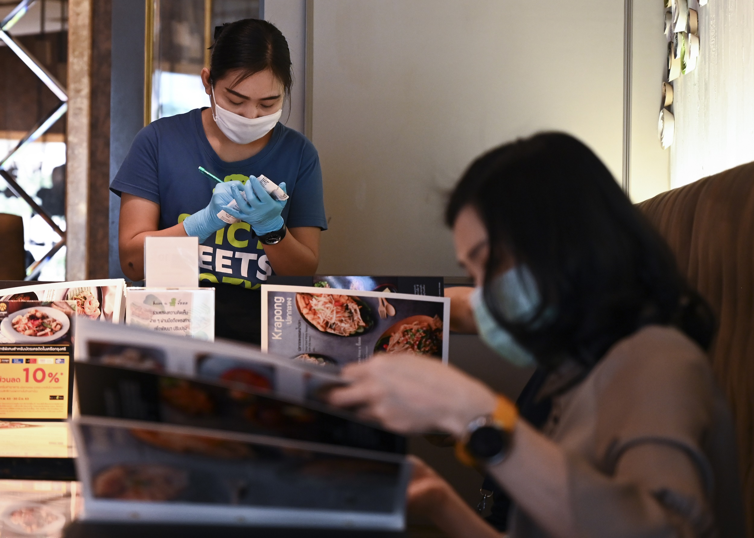 โควิดรอบใหม่ทุบซ้ำธุรกิจร้านอาหารหดตัวต่อเนื่อง-รายได้วูบหนัก